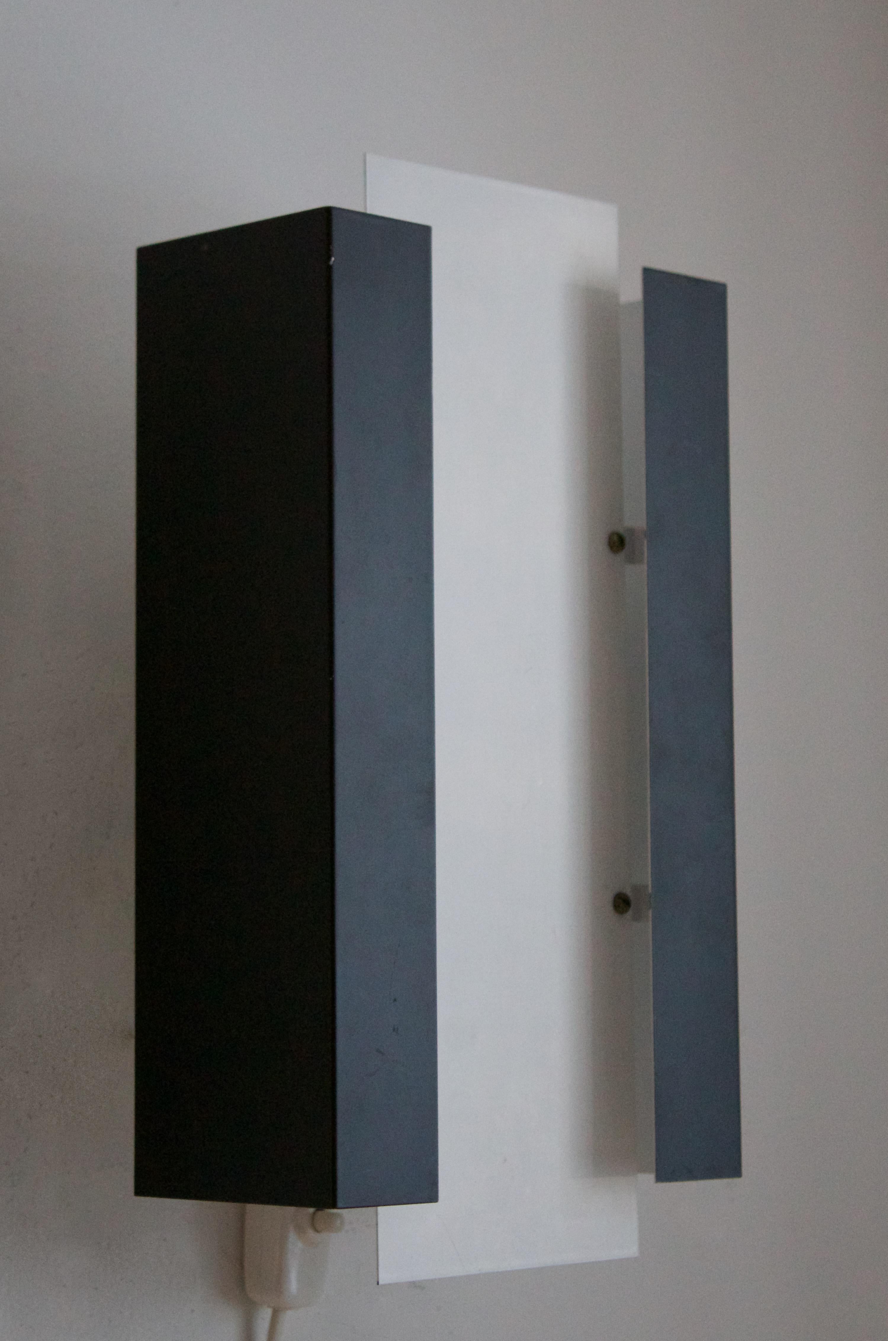 Itsu, Minimalist Wall Light, Black and White Lacquered Metal, Finland, 1950s In Good Condition For Sale In High Point, NC