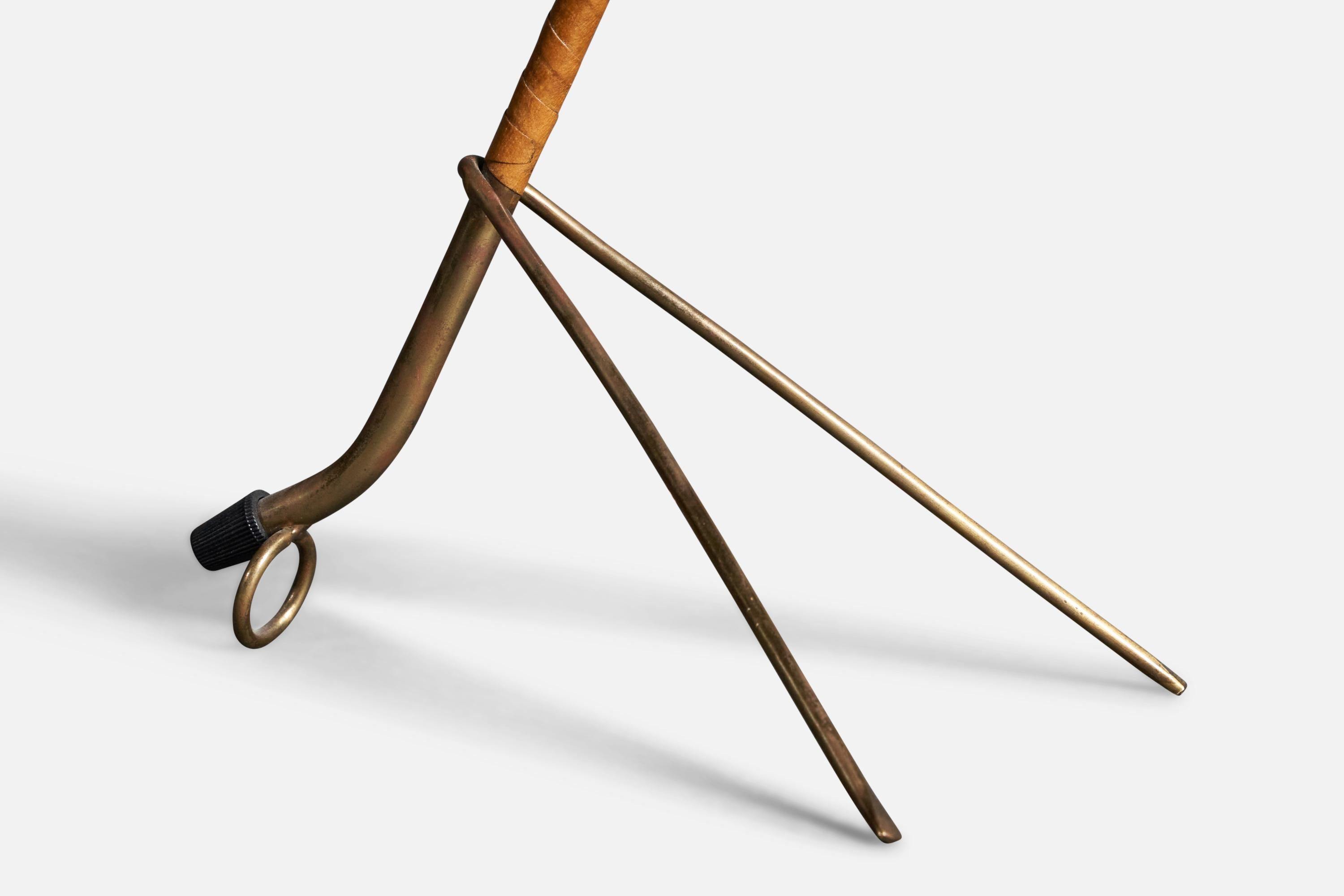 Scandinavo moderno Itsu, lampada da tavolo modernista, ottone, pelle, alluminio anodizzato, Finlandia, anni '50 in vendita