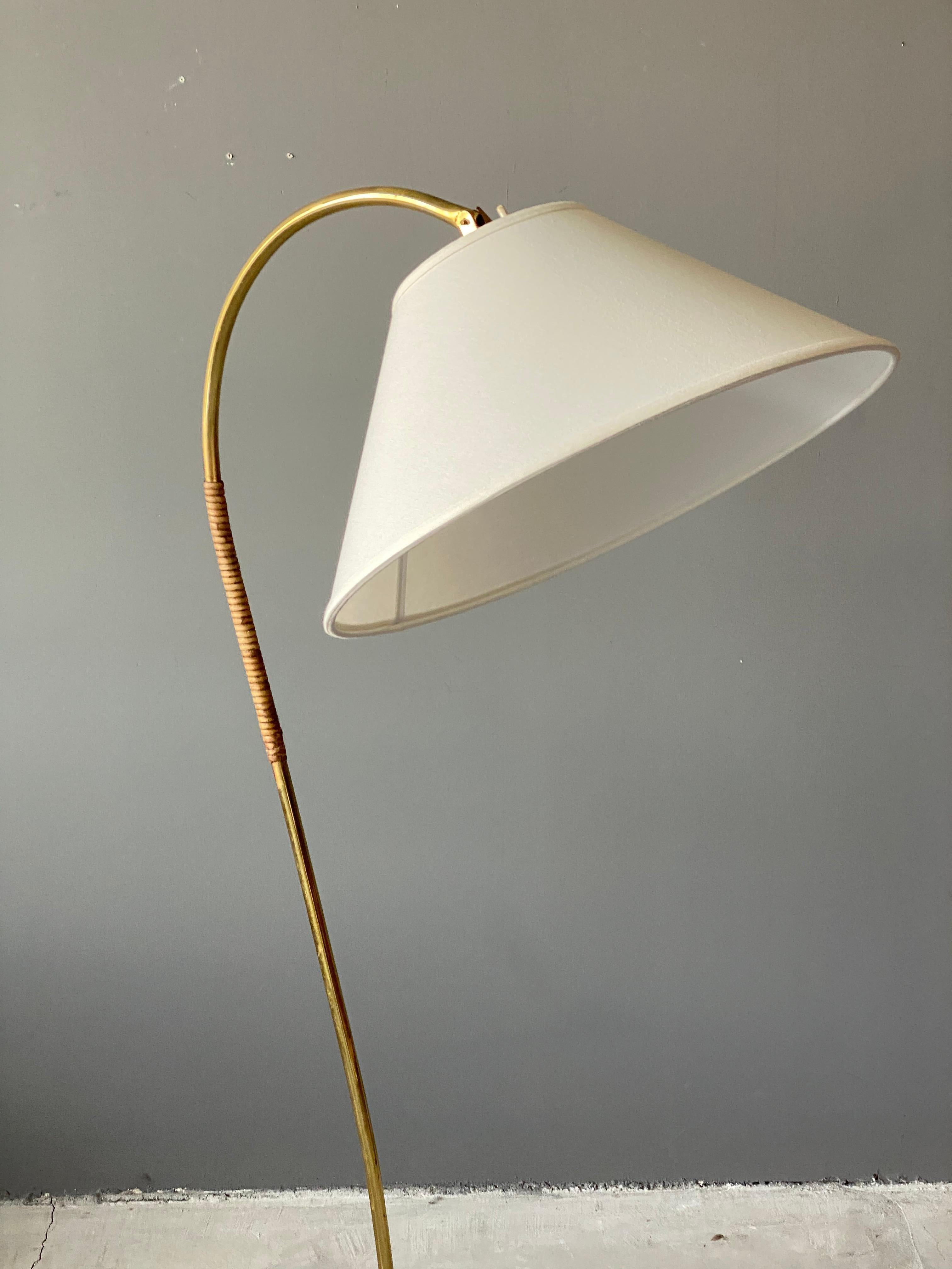 Scandinavian Modern Itsu, Organic Floor Lamp, Brass, Reed, Off-White Fabric Finland, 1950s