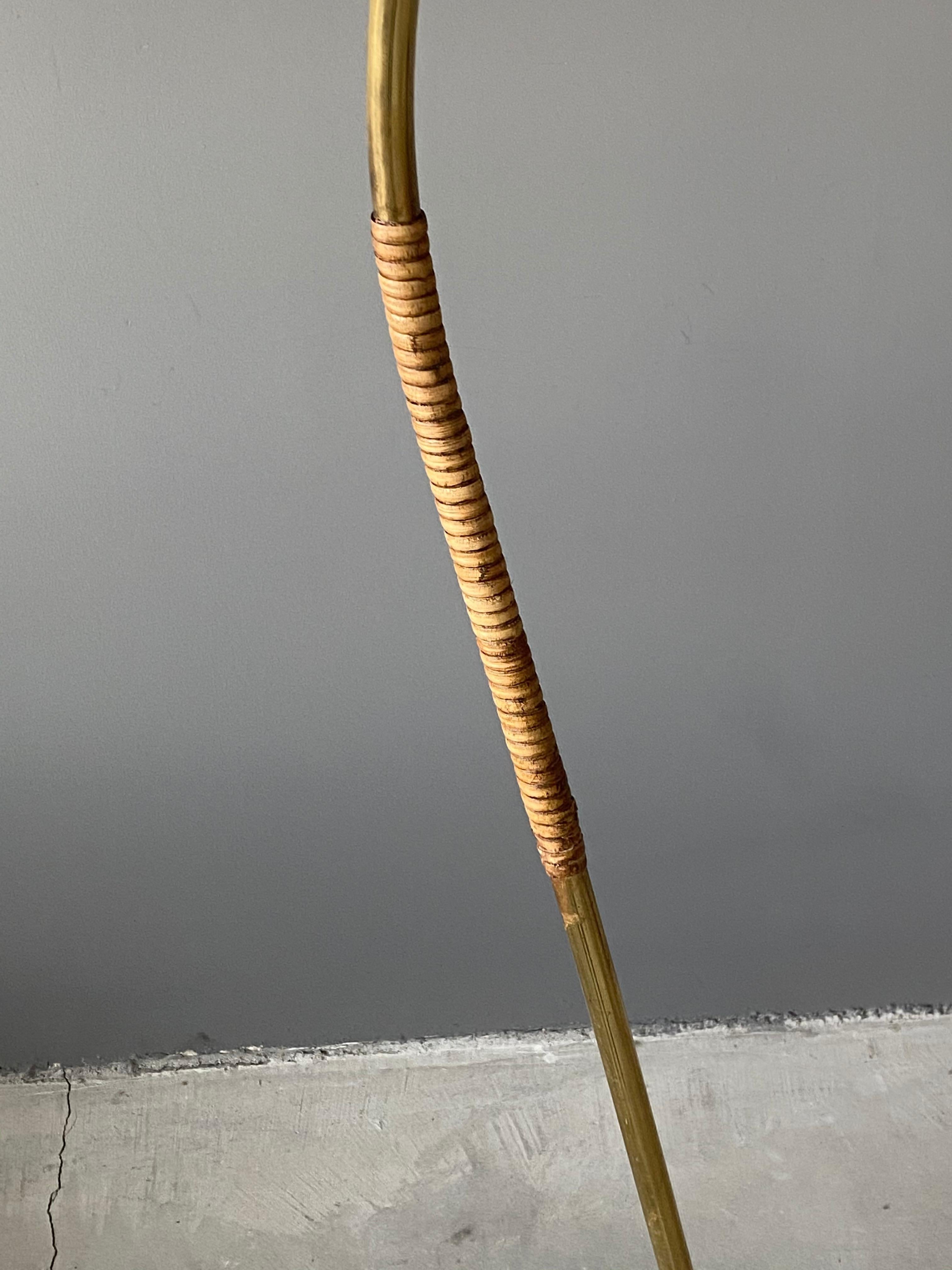 Itsu, Organic Floor Lamp, Brass, Reed, Off-White Fabric Finland, 1950s In Good Condition In High Point, NC