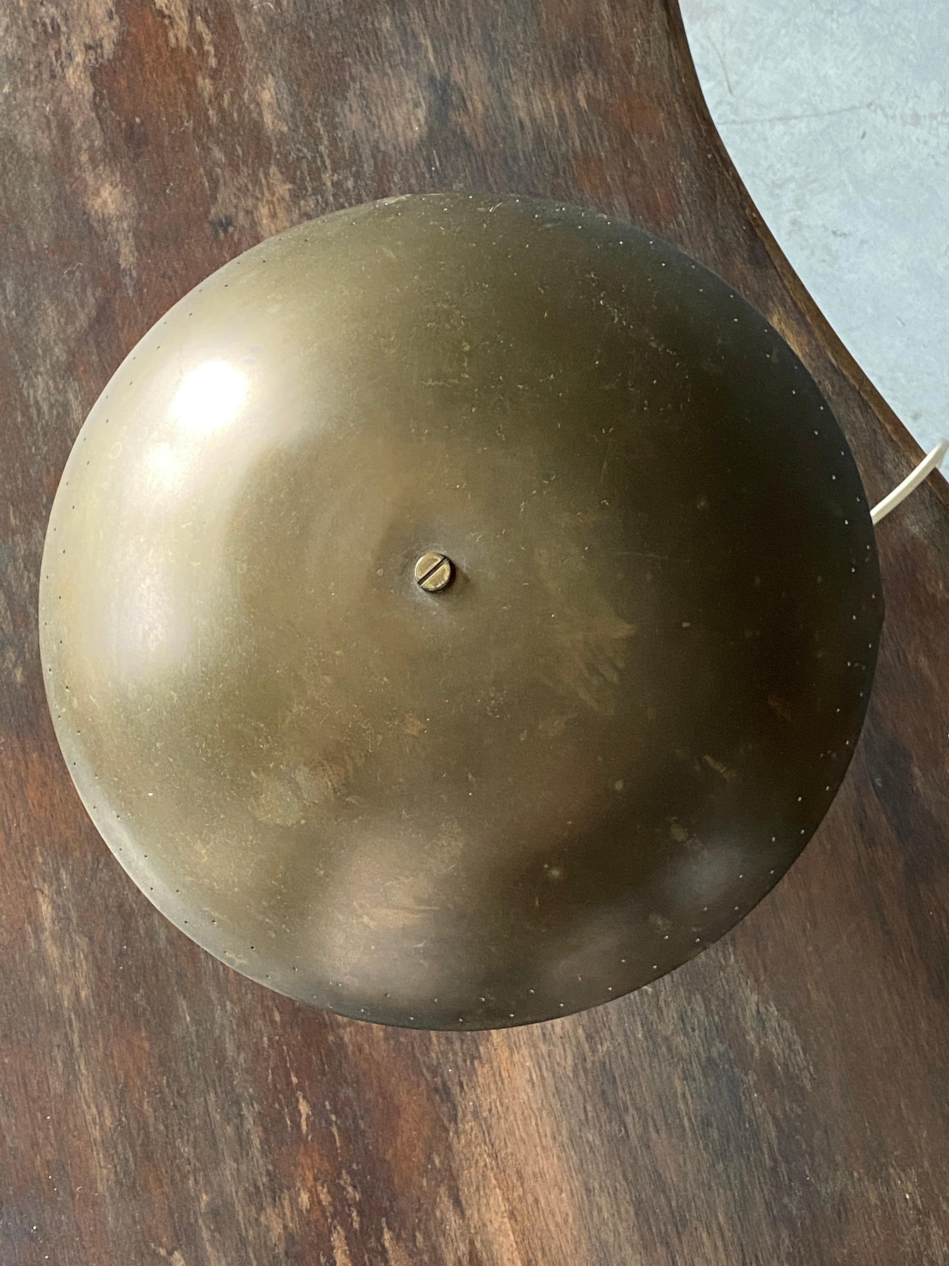 Itsu, Organic Modernist Table Lamp / Desk Light, Brass, Finland, 1950s In Good Condition In High Point, NC