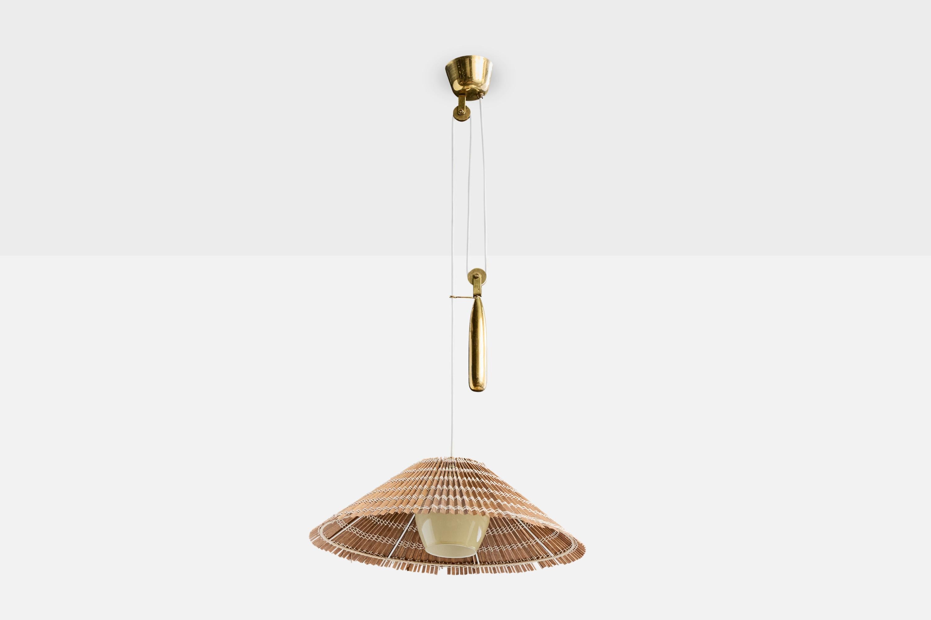 Suspension réglable en roseau, laiton et verre blanc crème produite par Itsu, Finlande, années 1950.

L'abat-jour en roseau présente des pertes, comme illustré.

La hauteur totale et la longueur de la tige sont réglables ; elles sont mesurées comme