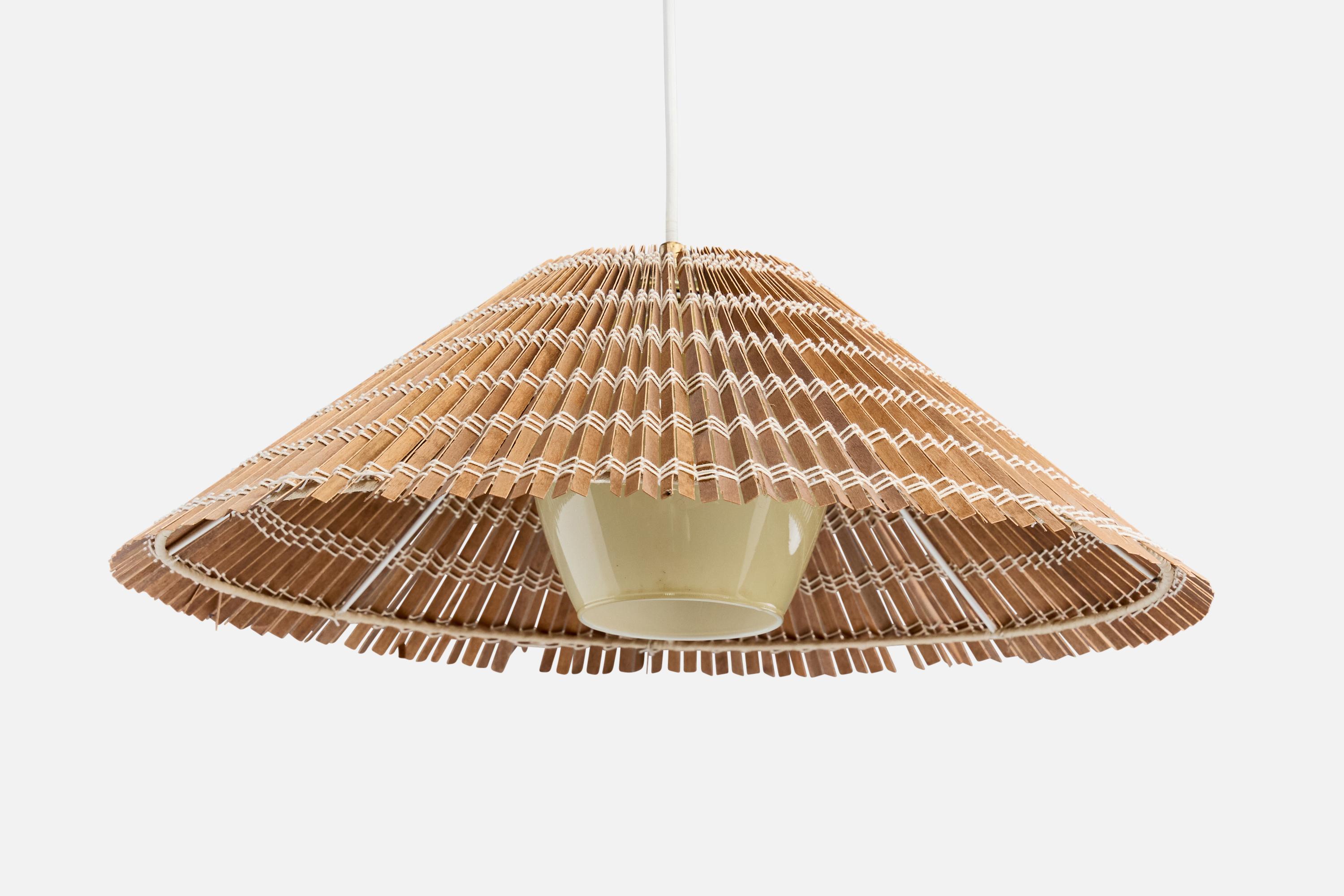 Itsu, lampe suspendue, laiton, roseau, rotin, Finlande, années 1950 Bon état - En vente à High Point, NC