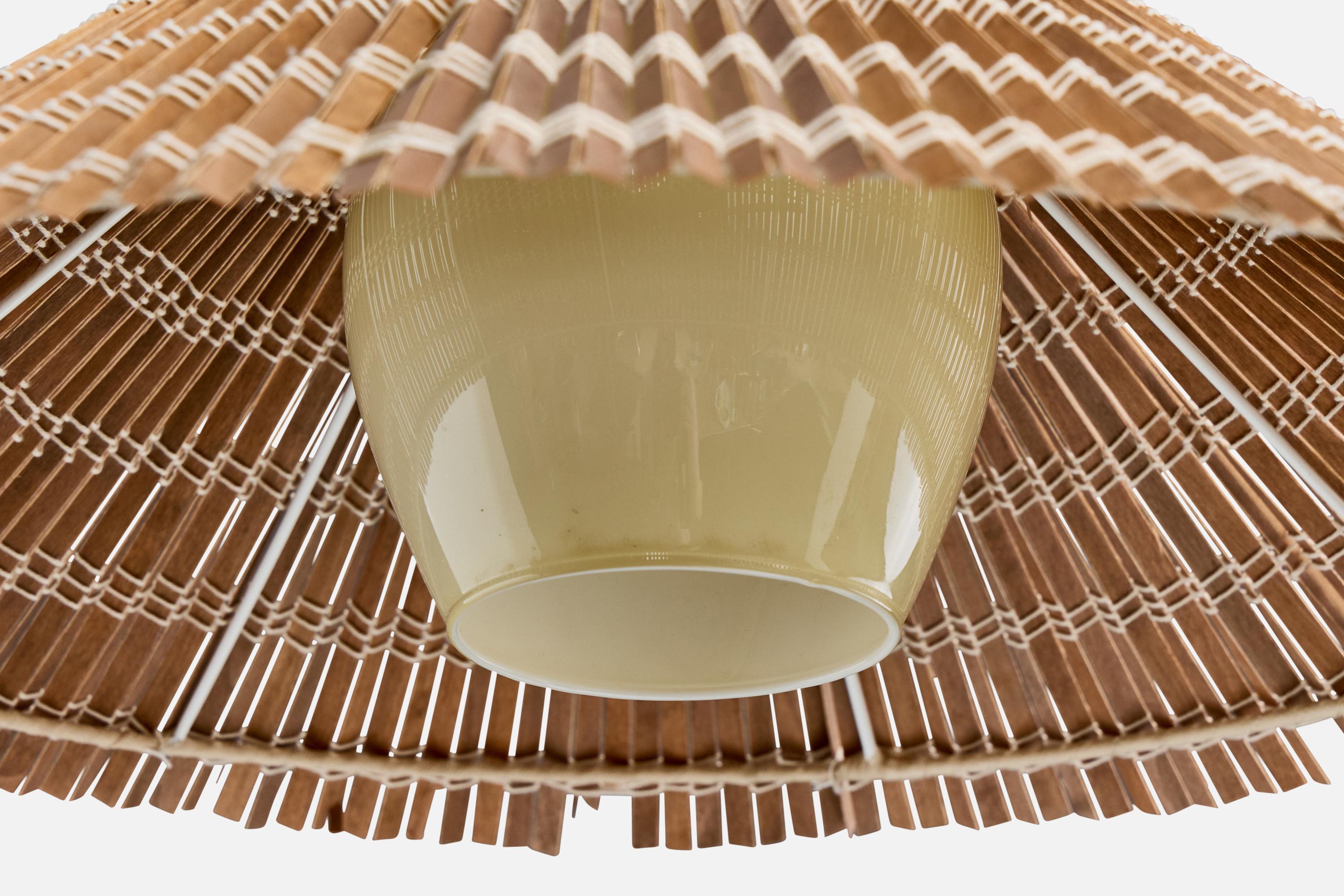 Milieu du XXe siècle Itsu, lampe suspendue, laiton, roseau, rotin, Finlande, années 1950 en vente