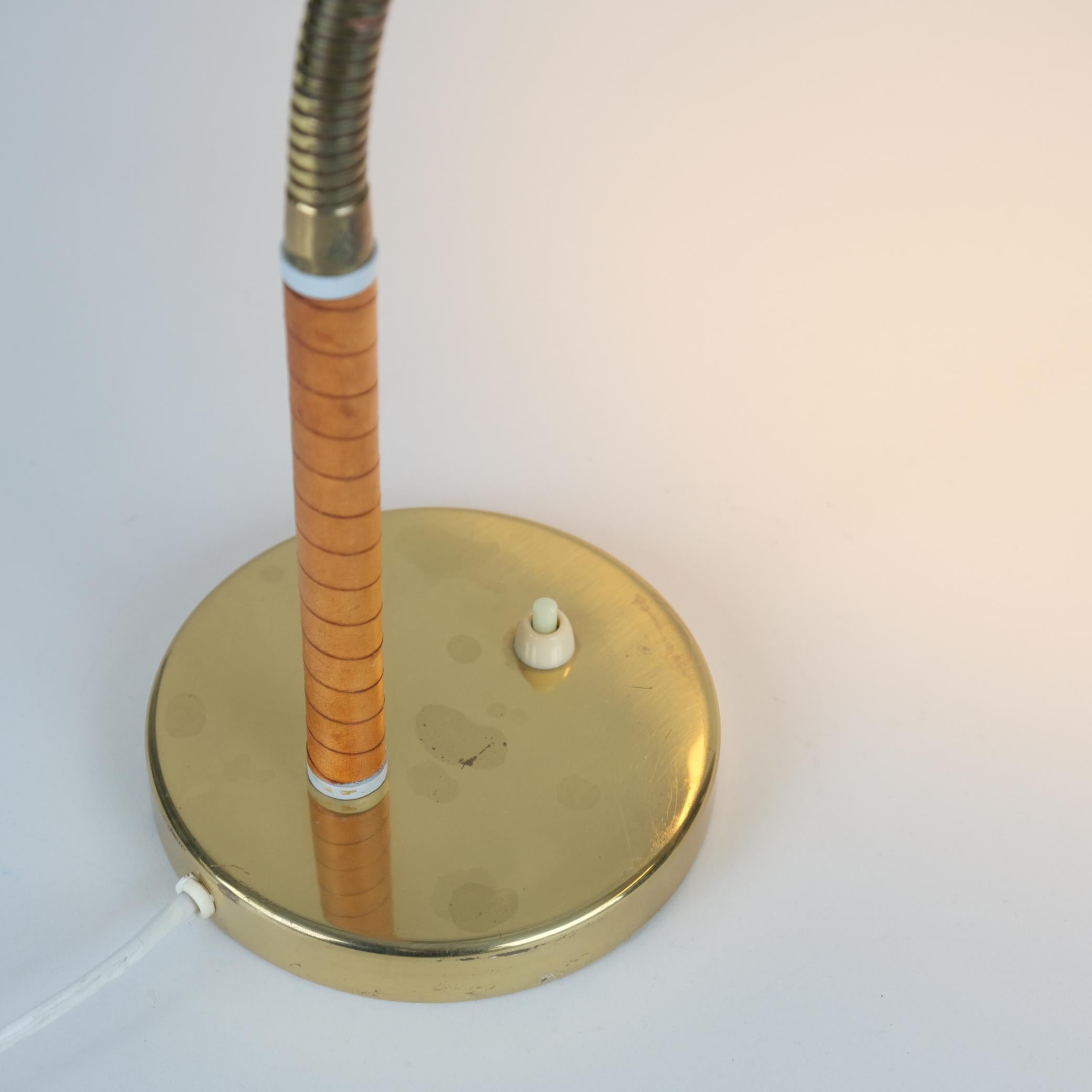 Itsu Table Lamp Ak 21 in White, Gray, Leather and Brass, 1950s In Good Condition For Sale In Helsinki, FI