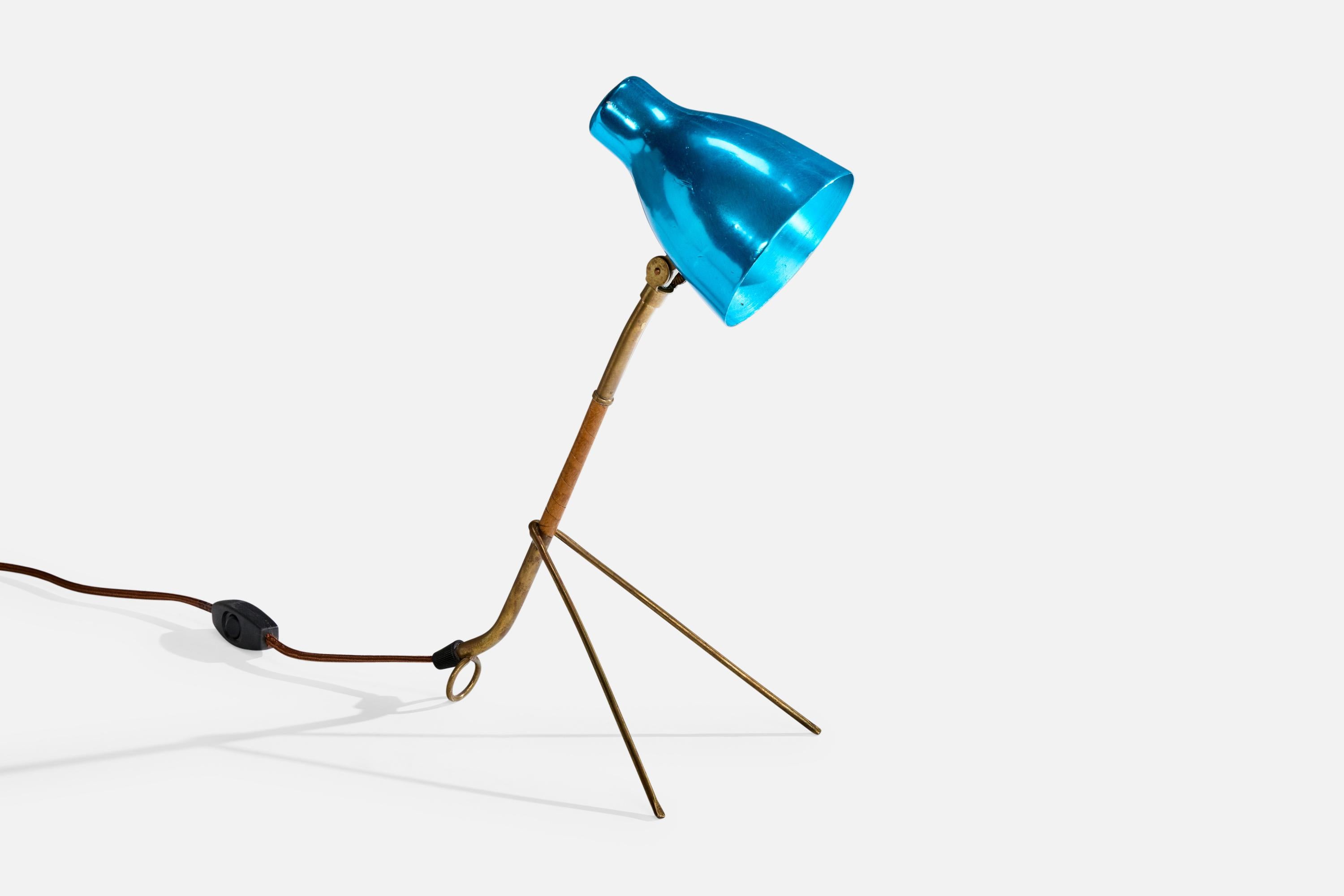 Lampada da tavolo regolabile in ottone, pelle e alluminio anodizzato blu prodotta da Itsu, Finlandia, anni '60 circa.

Dimensioni della lampada (pollici): 14,5 