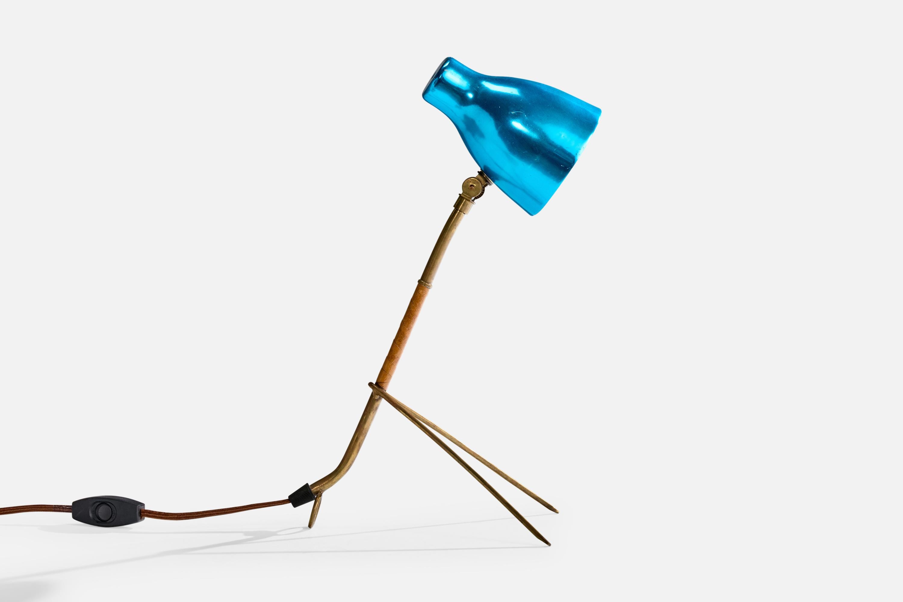 Mid-Century moderno Itsu, lampada da tavolo, ottone, pelle, alluminio, Finlandia, anni '60 in vendita