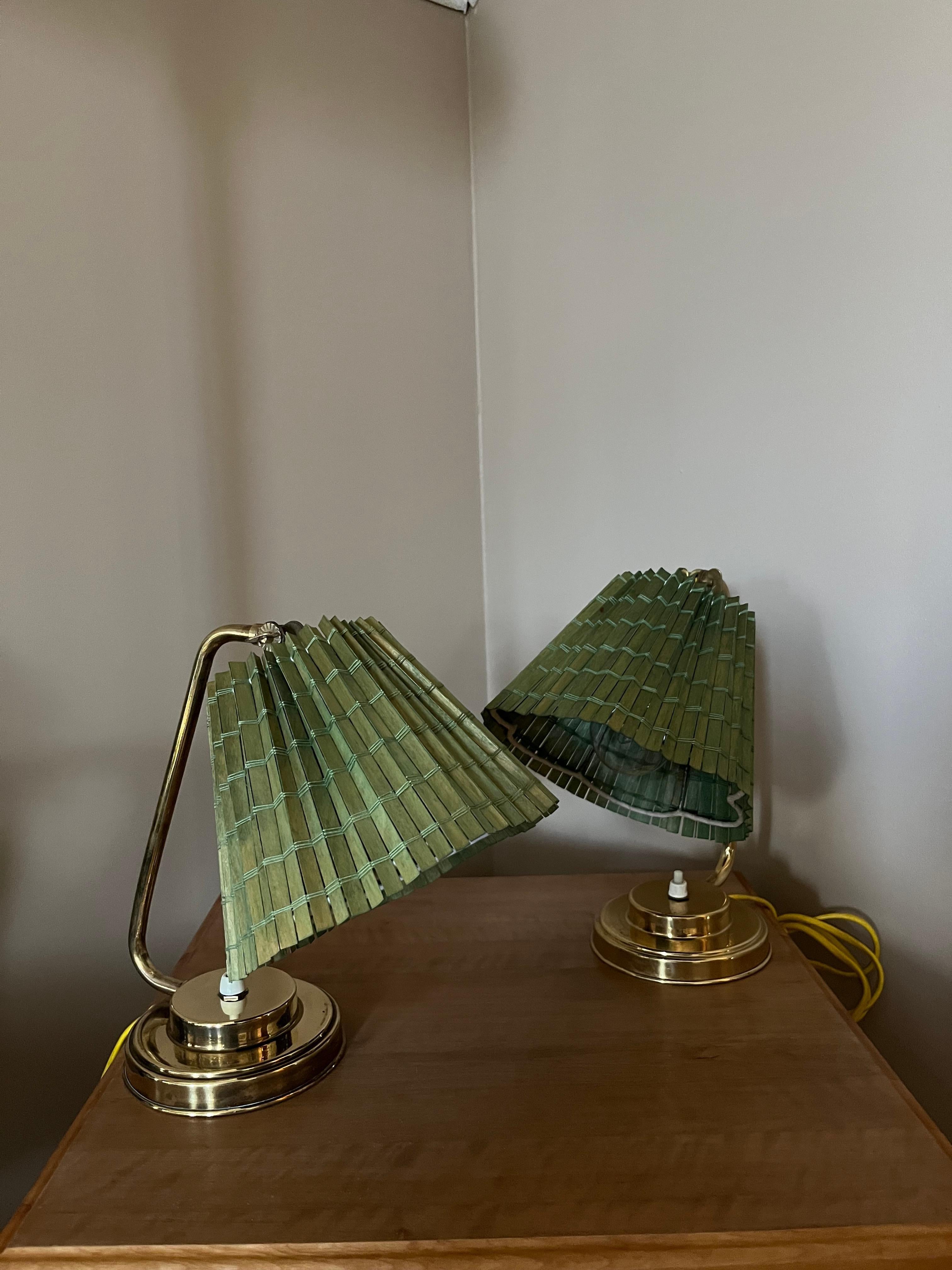 🌿 Antecedentes de la lámpara de mesa Itsu

- Fabricante: Itsu (empresa finlandesa de iluminación activa en los años 50-60).
- Diseñadores: A menudo se atribuye a Mauri Almari, aunque se aprecian influencias de Paavo Tynell y Tapio Wirkkala.
-