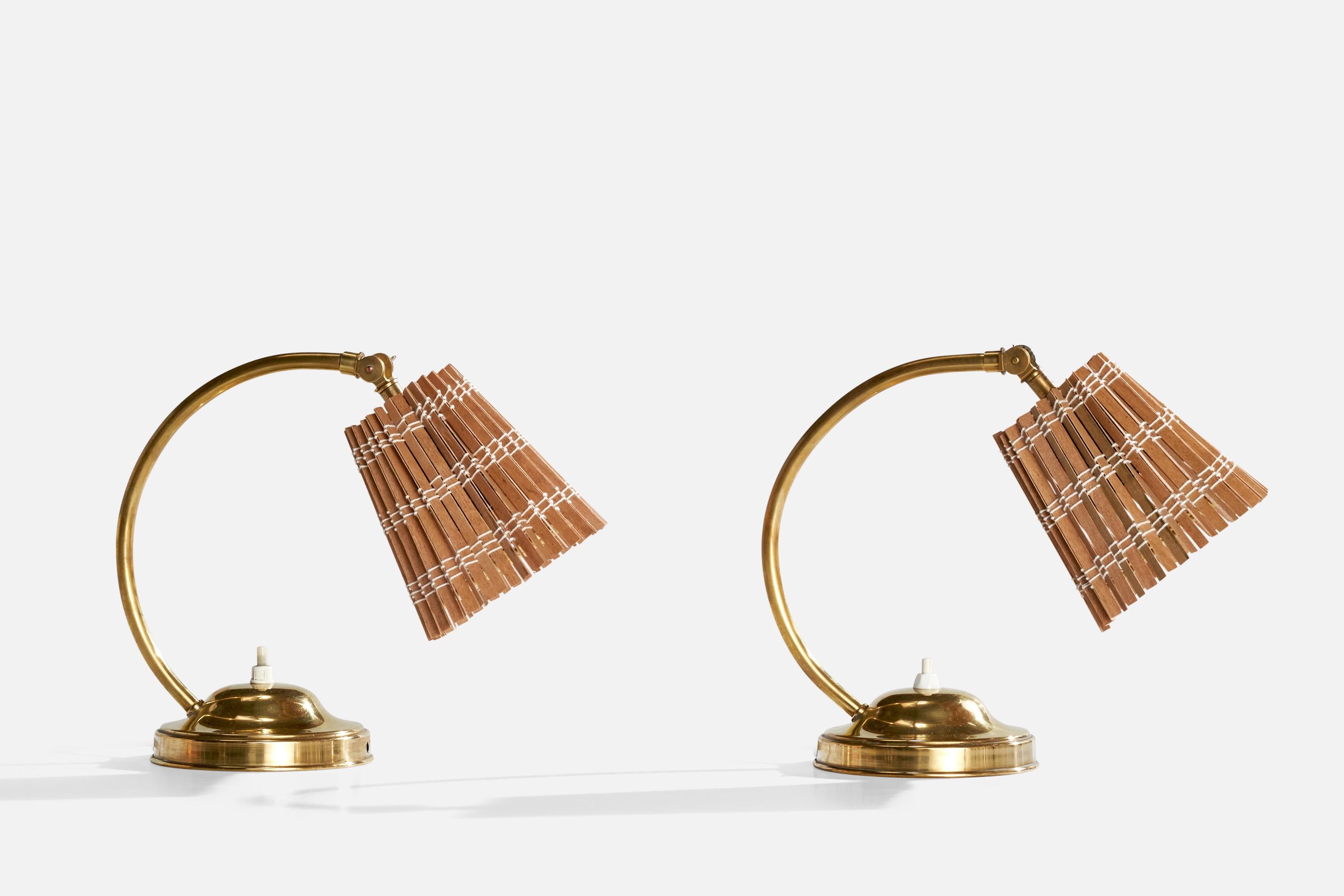 Pareja de lámparas de mesa de latón y junco tejido fabricadas por Itsu, Finlandia, c. 1950.

Dimensiones de la lámpara con pantalla (pulgadas): 14,5