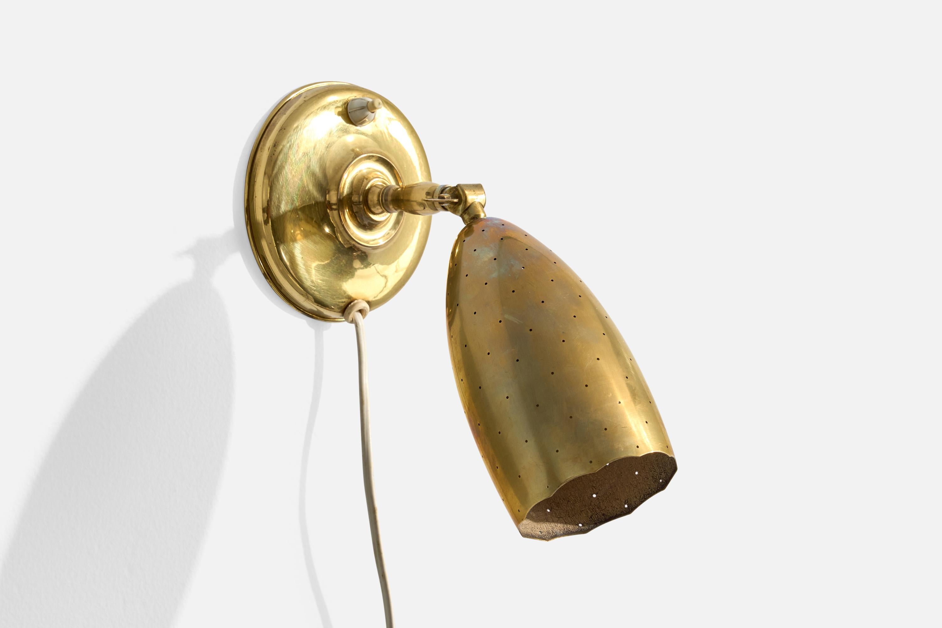 An adjustable brass wall light produced by Itsu, Finland, c. 1950s.

Overall Dimensions (Inches): 8.5” H x 4.875” W x 9.25“ D

Back Plate Dimensions (Inches): 4.875” H x 4.875” W x 1.5” D

Bulb Specifications: E-14

Number of Sockets (per fixture):
