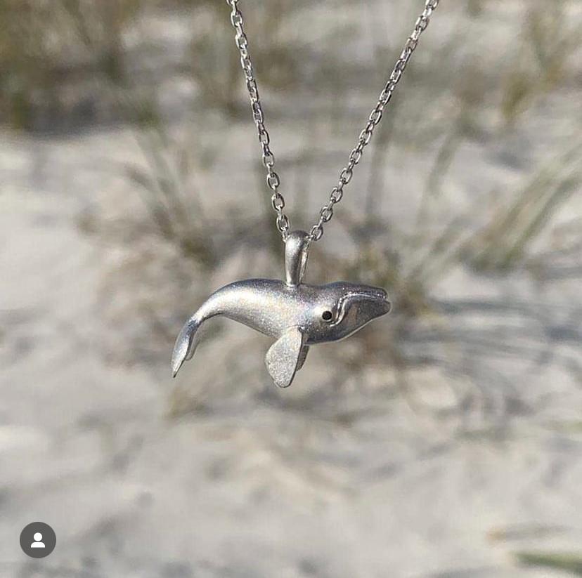 Bei diesem jappy-go-lucky Right Whale stimmt einfach alles.
Dieser süße kleine Wal wurde ursprünglich von der Designerin Manya Tessler in New York von Hand in Wachs geschnitzt und dann in massivem Sterlingsilber gegossen.
Zwei kleine schwarze