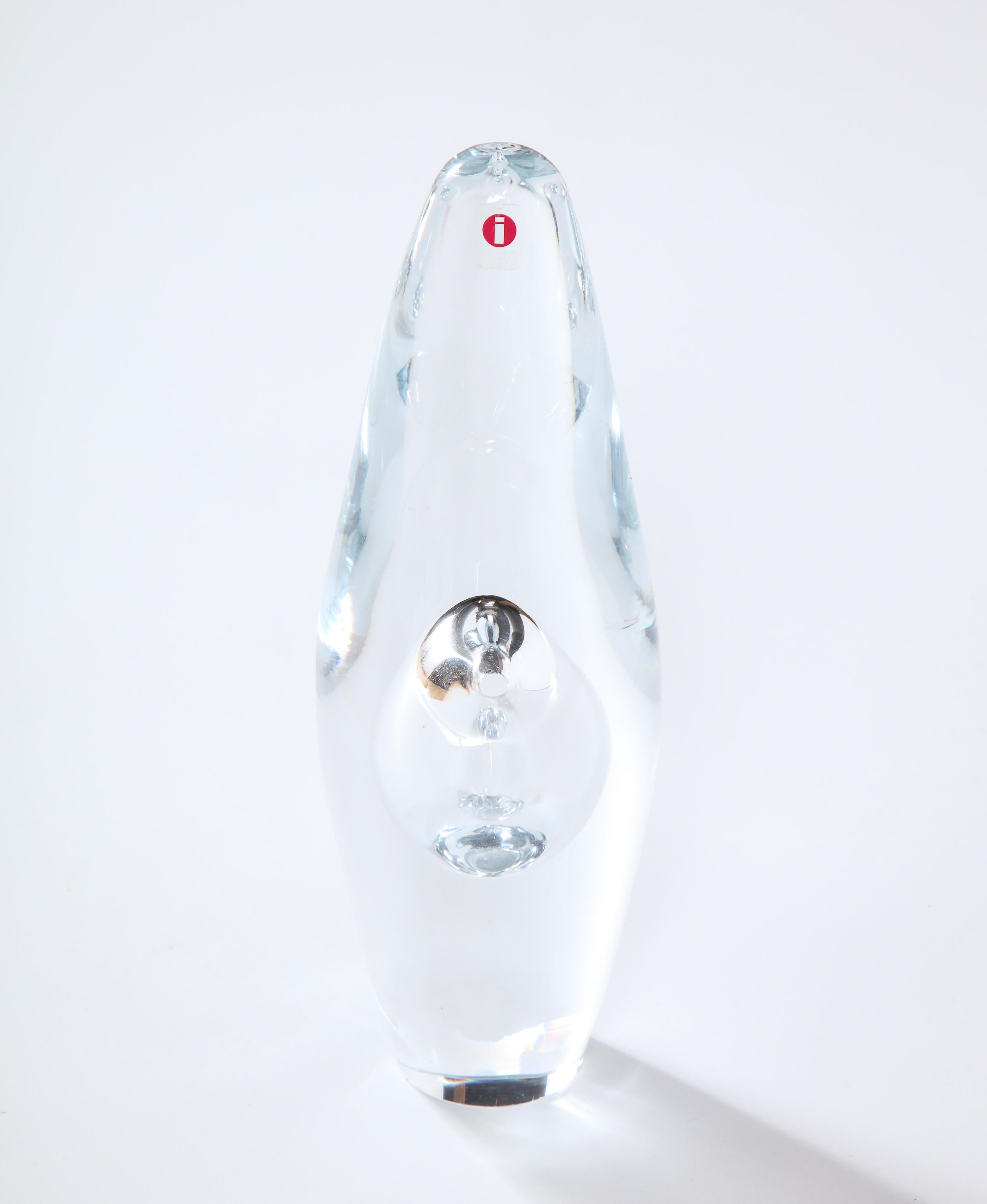 Vase décoratif en verre de cristal d'Ittala, Finlande. Le vase s'appelle l'orchidée et a été conçu par Timo Sarpaneva, vers 1950. Ce vase a été produit vers 2000.