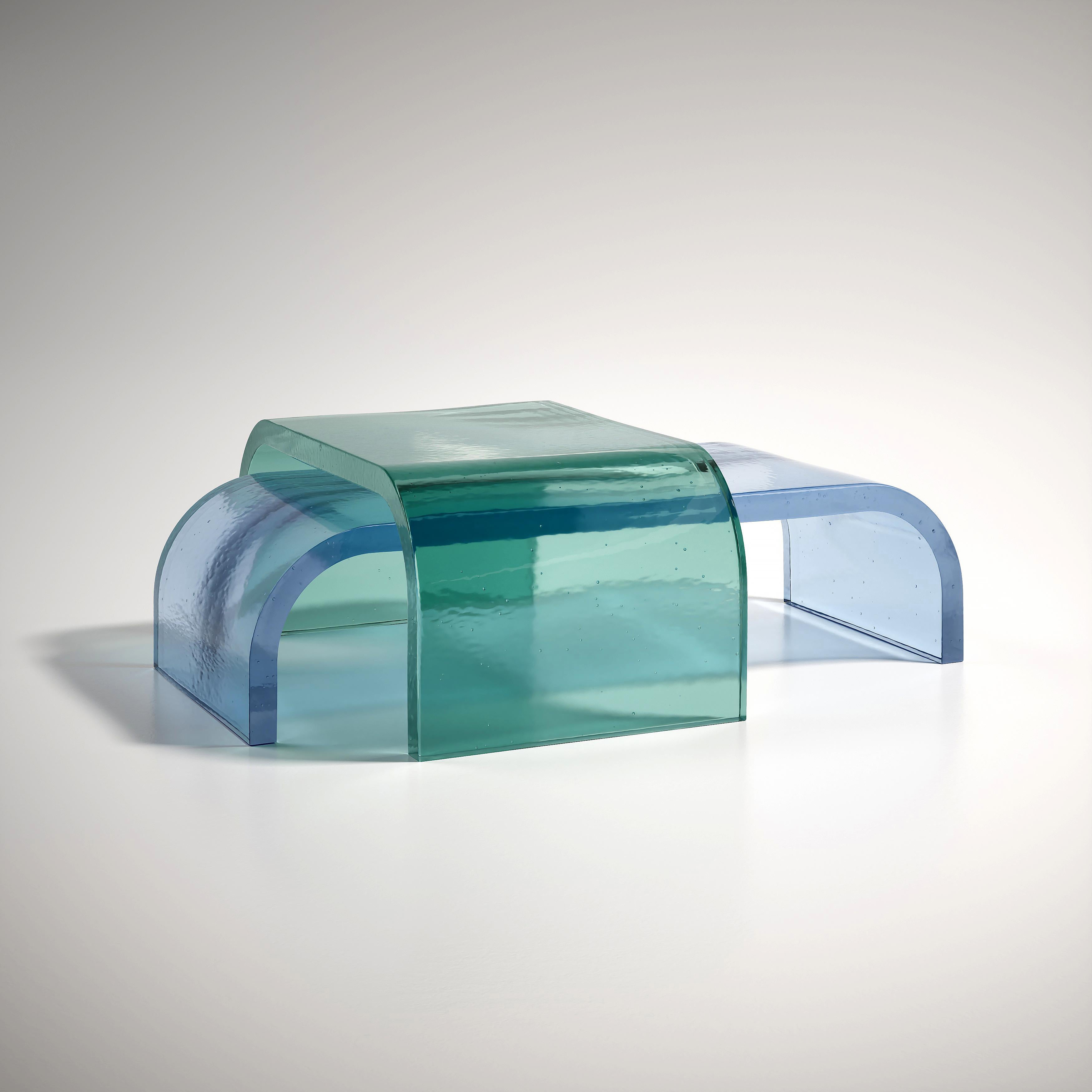 Moulage Ensemble de tables basses en verre coulé de couleur bleu et violet Itzel par Fred&Juul en vente