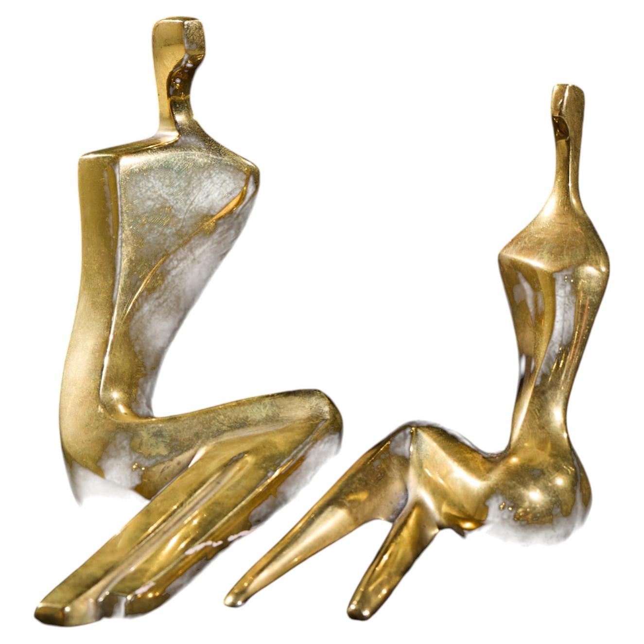 Itzik Benshalom Escultura israelí de bronce dorado Pareja sentada en venta