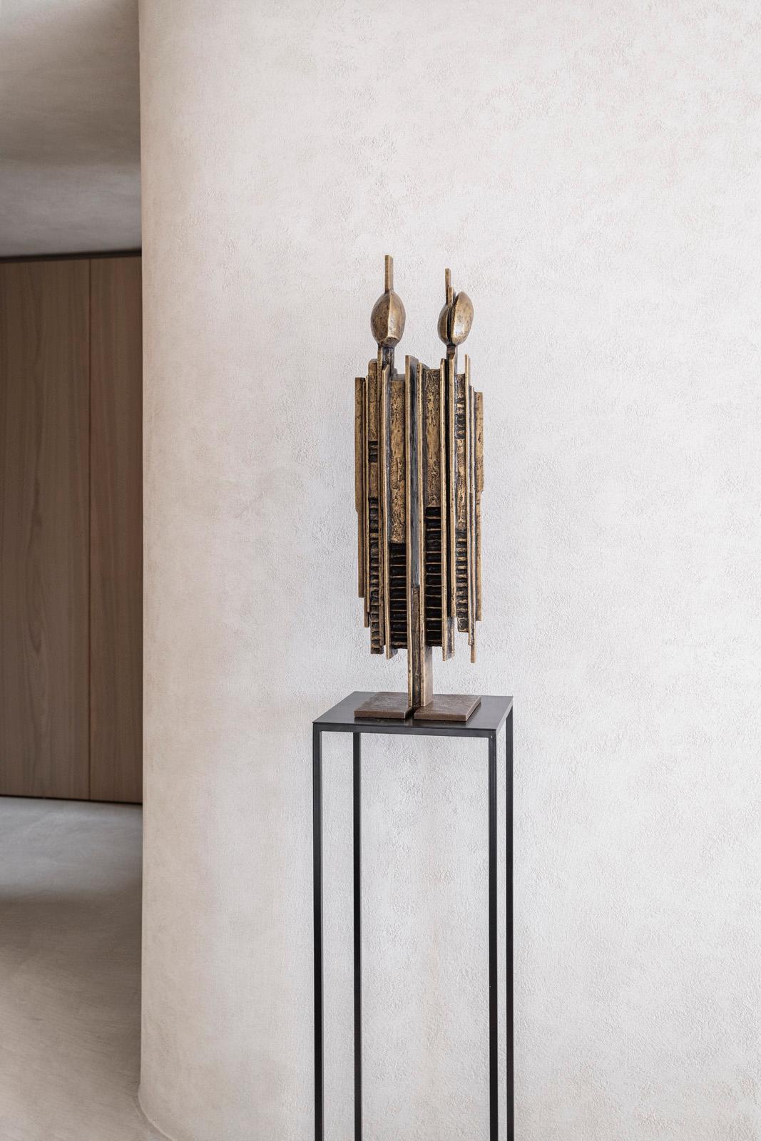 Scultura in bronzo Iuxta di Gardeco Objects
Edizione limitata di 75 pezzi.
Disegnato da Guy Buseyne.
Dimensioni: P 18 x L 22 x H 77 cm.
Materiali: Bronzo.

Iuxta - un nome meraviglioso per una scultura altrettanto meravigliosa. Con questa opera