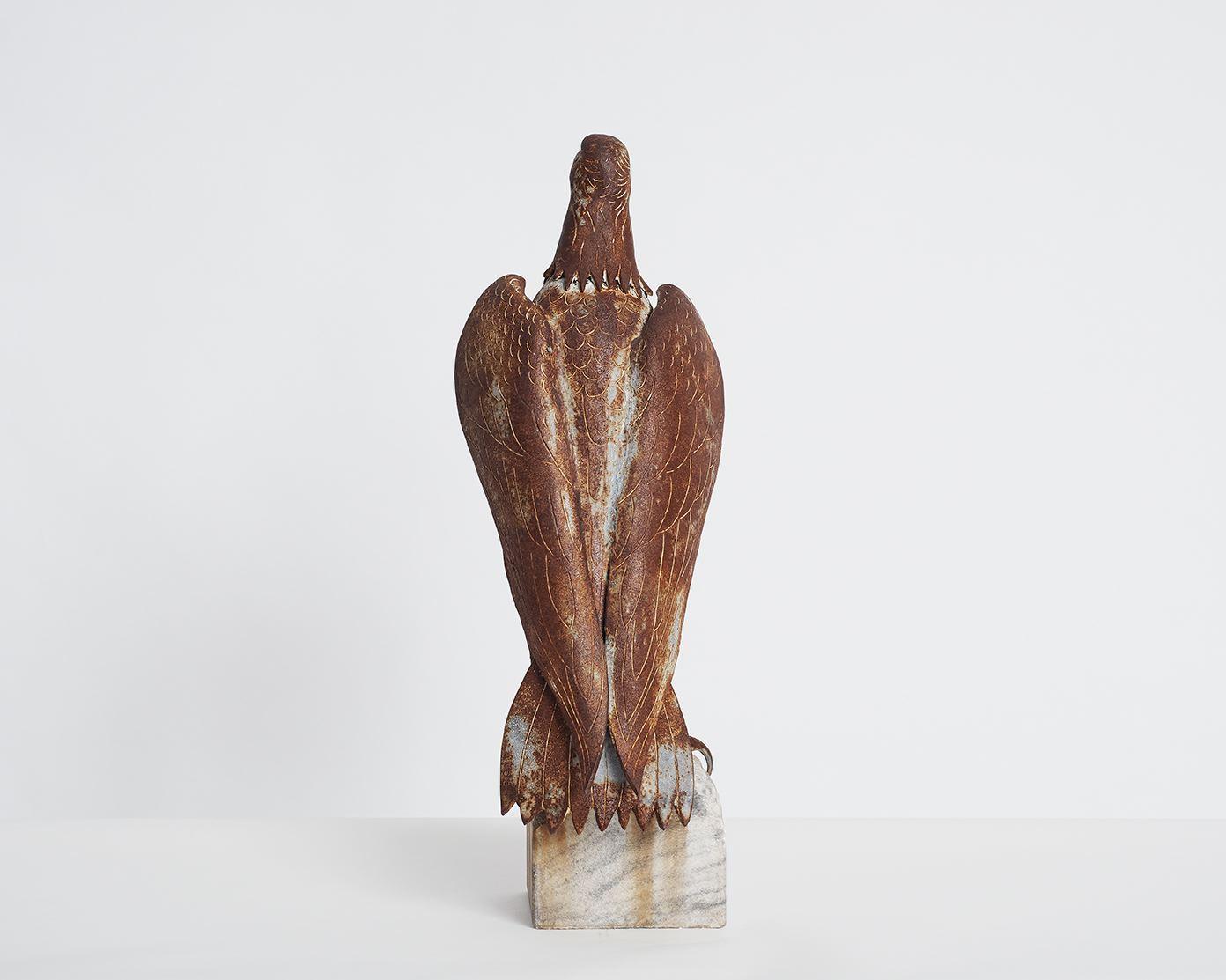Américain Ivan Bailey, sculpture d'un aigle en repos, acier et granit, États-Unis, XXe siècle en vente