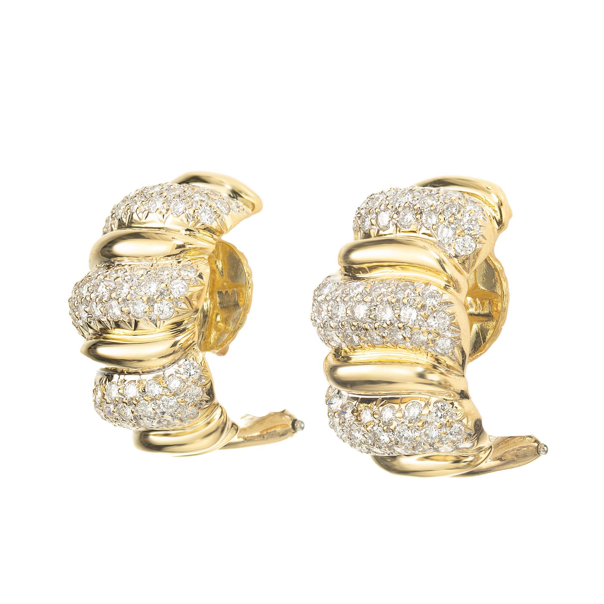Realizzati con eleganza e raffinatezza, gli orecchini a clip con diamante da 1,60 carati in oro giallo 18 carati di Ivan & Co. sono davvero mozzafiato. Con 126 diamanti rotondi taglio brillante incastonati, gli scintillanti diamanti bianchi abbinati
