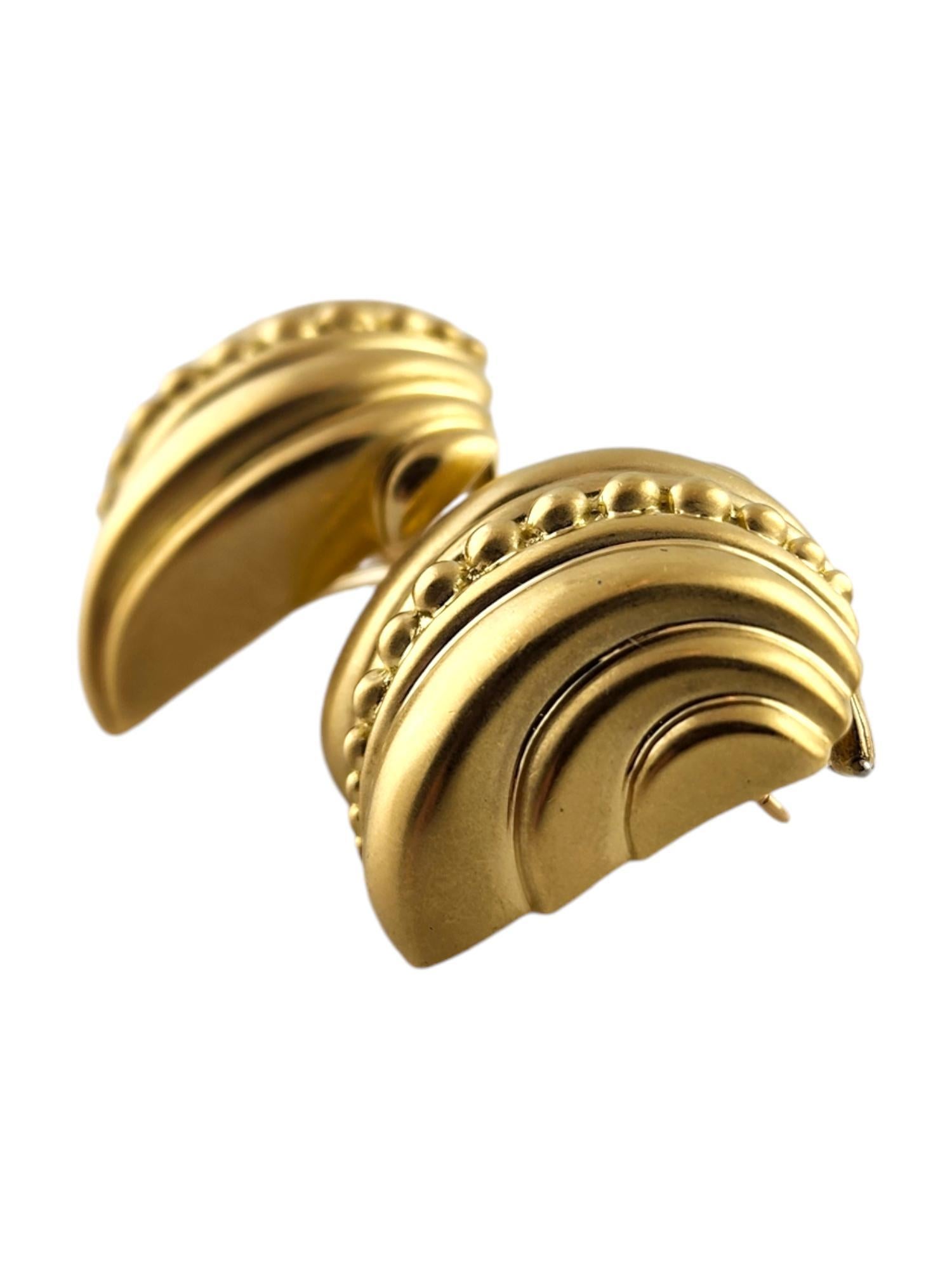 Ivan & Co. or jaune 18 carats  Boucles d'oreilles à levier

Ces superbes boucles d'oreilles à levier du créateur Ivan & Co. ont été méticuleusement fabriquées en or jaune 18 carats dans un design magnifique et unique !

Taille : 26.35mm X 24.05mm X