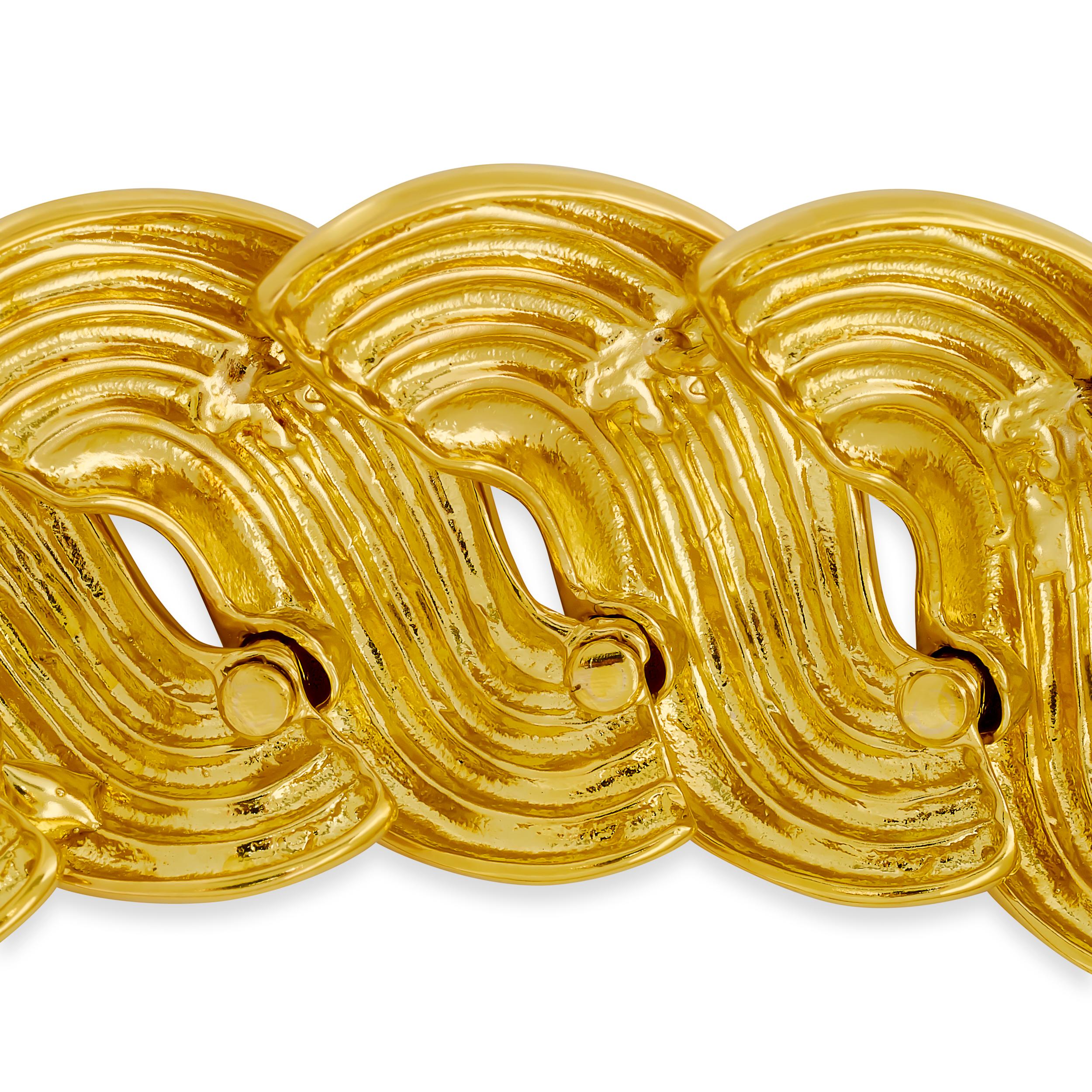 Ce collier Ivan & Co. présente un design continu et sculpté en or jaune 18 carats, mettant en valeur une série de segments texturés et reliés de manière complexe qui créent un collier fluide et luxueux.

Estampillé : 