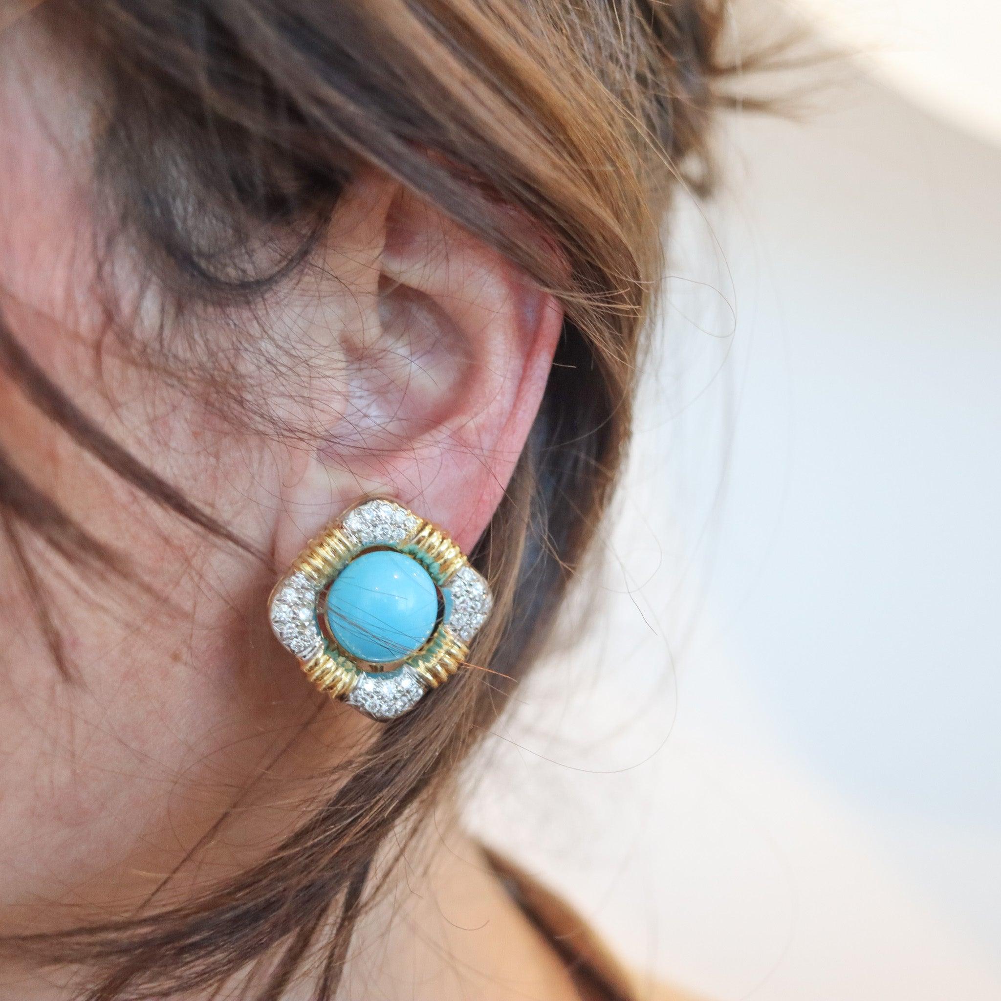 Boucles d'oreilles à clips conçues par Ivan & Co.

Il s'agit d'une paire classique de boucles d'oreilles clipsées de style moderne créées par Ivan & Co. à la fin des années 1970. Ils ont été soigneusement façonnés en forme de coussins en or jaune
