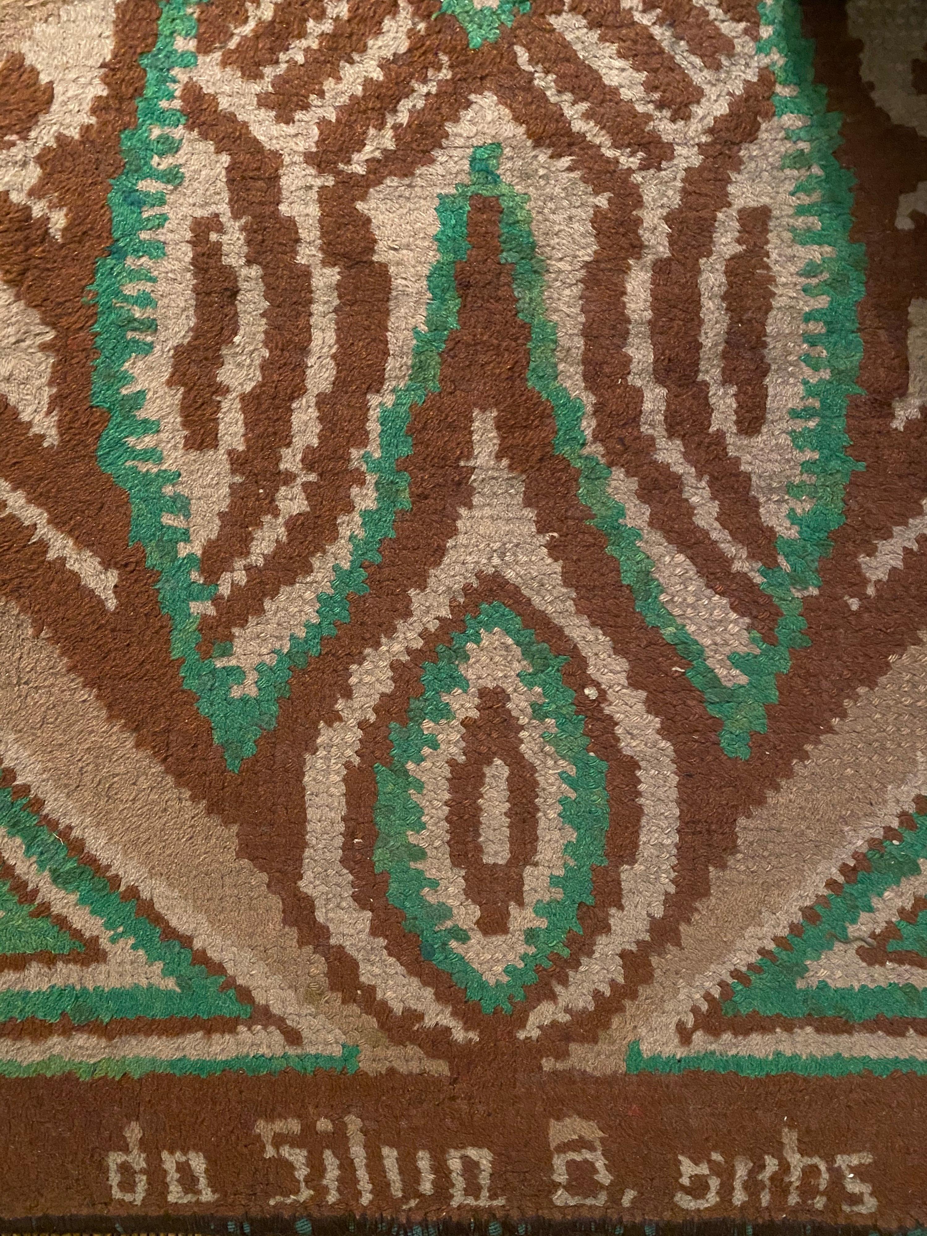 Tapis rectangulaire en laine à motif géométrique d'inspiration africaine conçu par Ivan da Silva Bruhns vers 1930. Le tapis présente la signature de l'artiste en bas qui se lit 