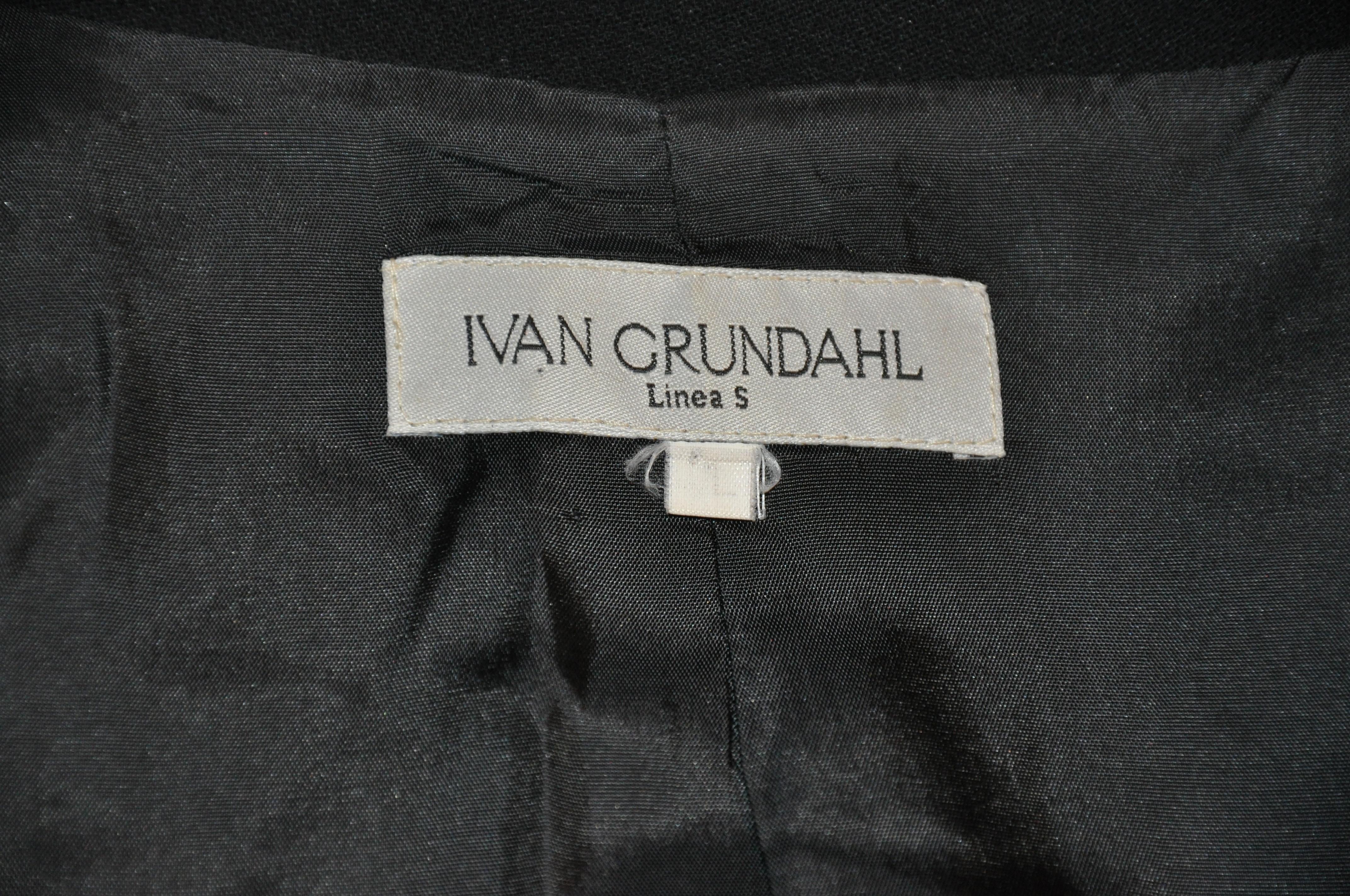     Ivan Grundahls charakteristische schwarze, dekonstruierte Jacke mit geklammerter Taille ist mit einer einzigen aufgesetzten Brusttasche versehen. Aus leichtem Frühlingswoll-Crêpe gefertigt, misst es an den Schultern 17 Zoll, der Achselumfang