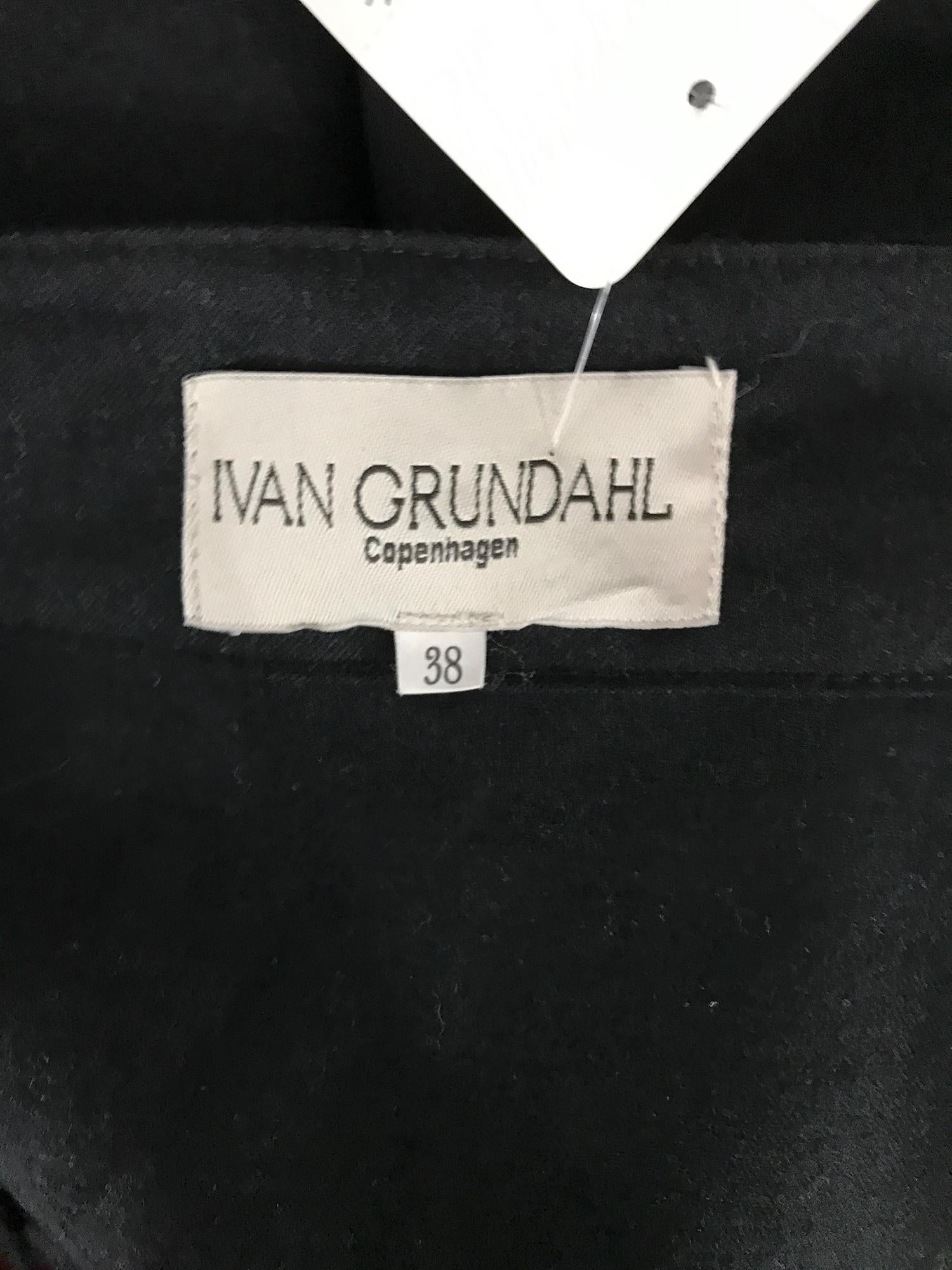 Ivan Grundahl Schwarze Jacke mit Kimonoärmeln aus Wolle und asymmetrischem Saum im Angebot 8