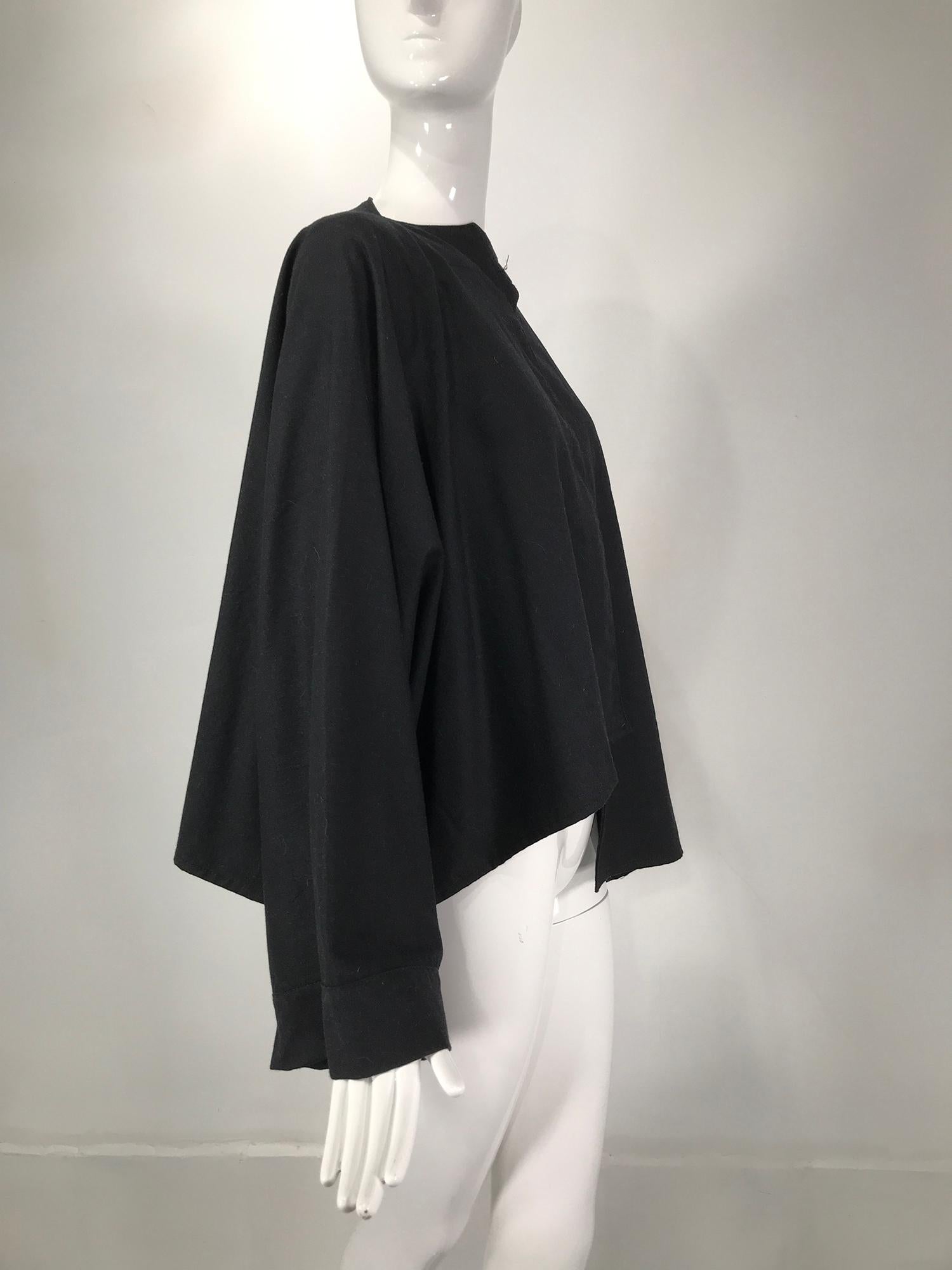 Ivan Grundahl Schwarze Jacke mit Kimonoärmeln aus Wolle und asymmetrischem Saum im Zustand „Gut“ im Angebot in West Palm Beach, FL