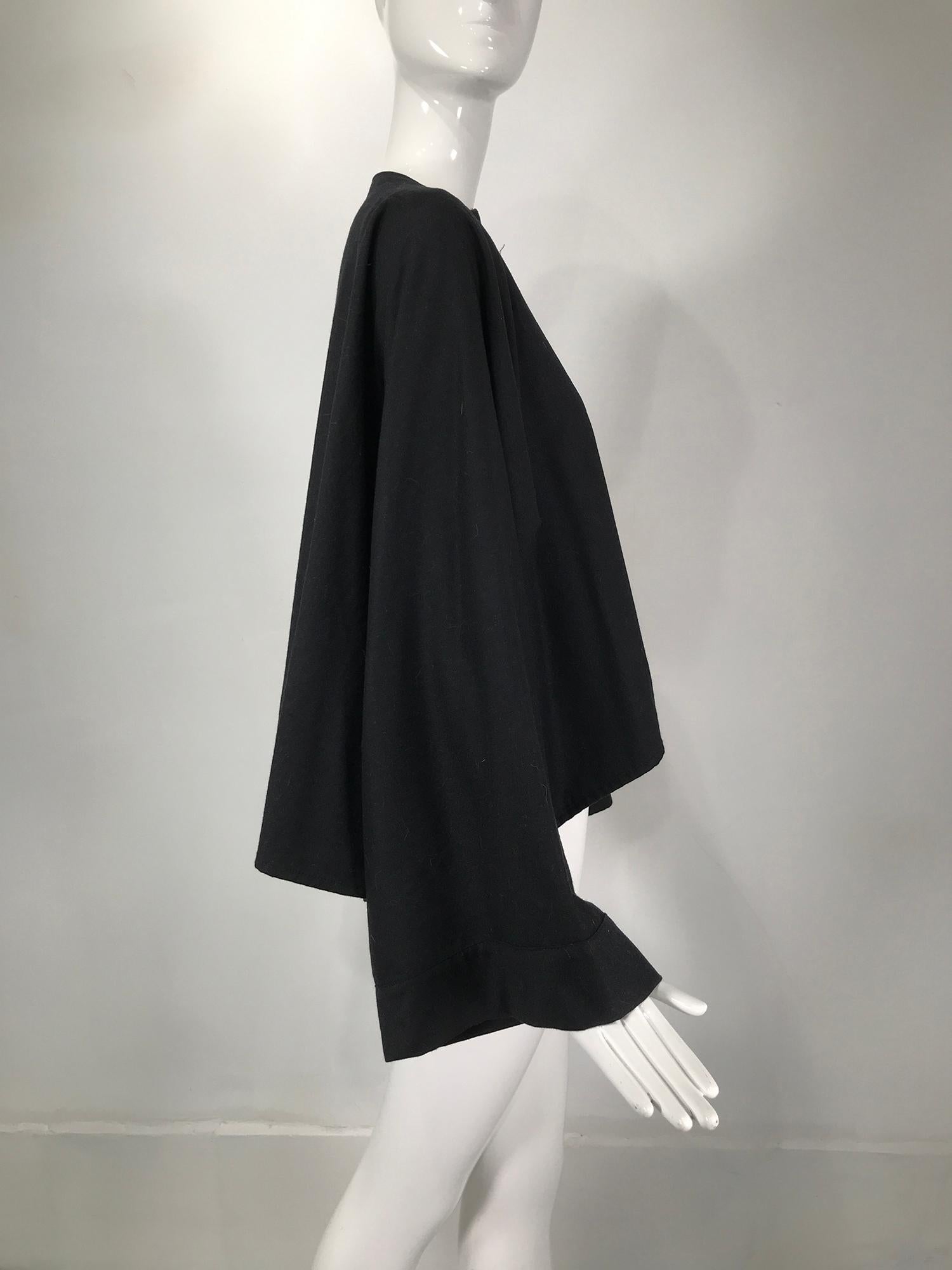 Ivan Grundahl Schwarze Jacke mit Kimonoärmeln aus Wolle und asymmetrischem Saum für Damen oder Herren im Angebot