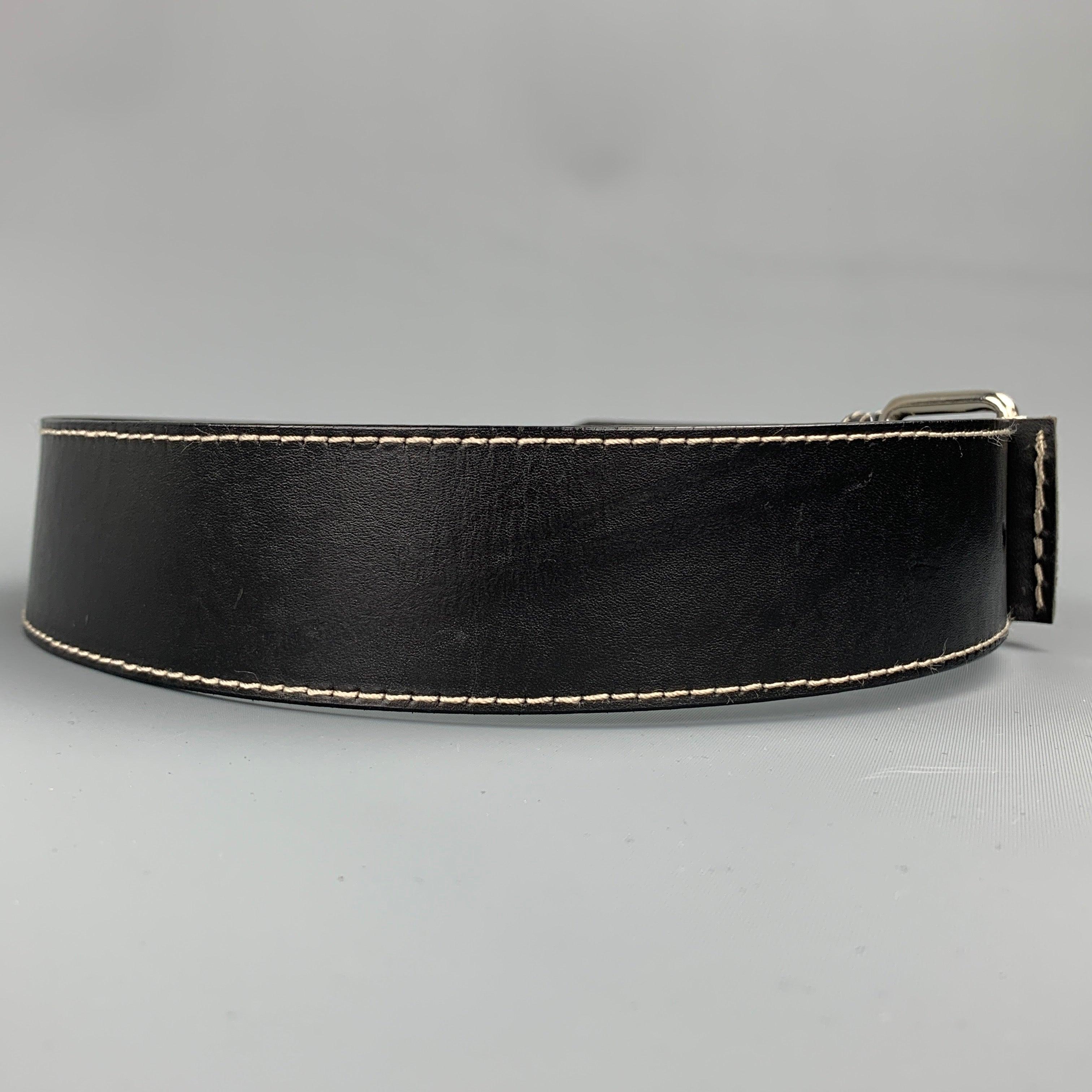 Der Gürtel von IVAN GRUNDAHL besteht aus schwarzem Leder mit Kontrastnähten und einer silberfarbenen Schnalle.
Gebrauchtes Zustand. 

Markiert:   80Länge: 38 Zoll 
Breite: 2 Zoll 
Passt: 28 Zoll  - 32 Zoll 
Schnalle: 1,5 Zoll 
  
  
 
Sui