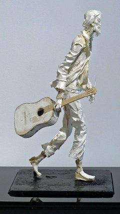 Jimmy - Sculpture en papier faite à la main d'un musicien de rue marchant à la guitare