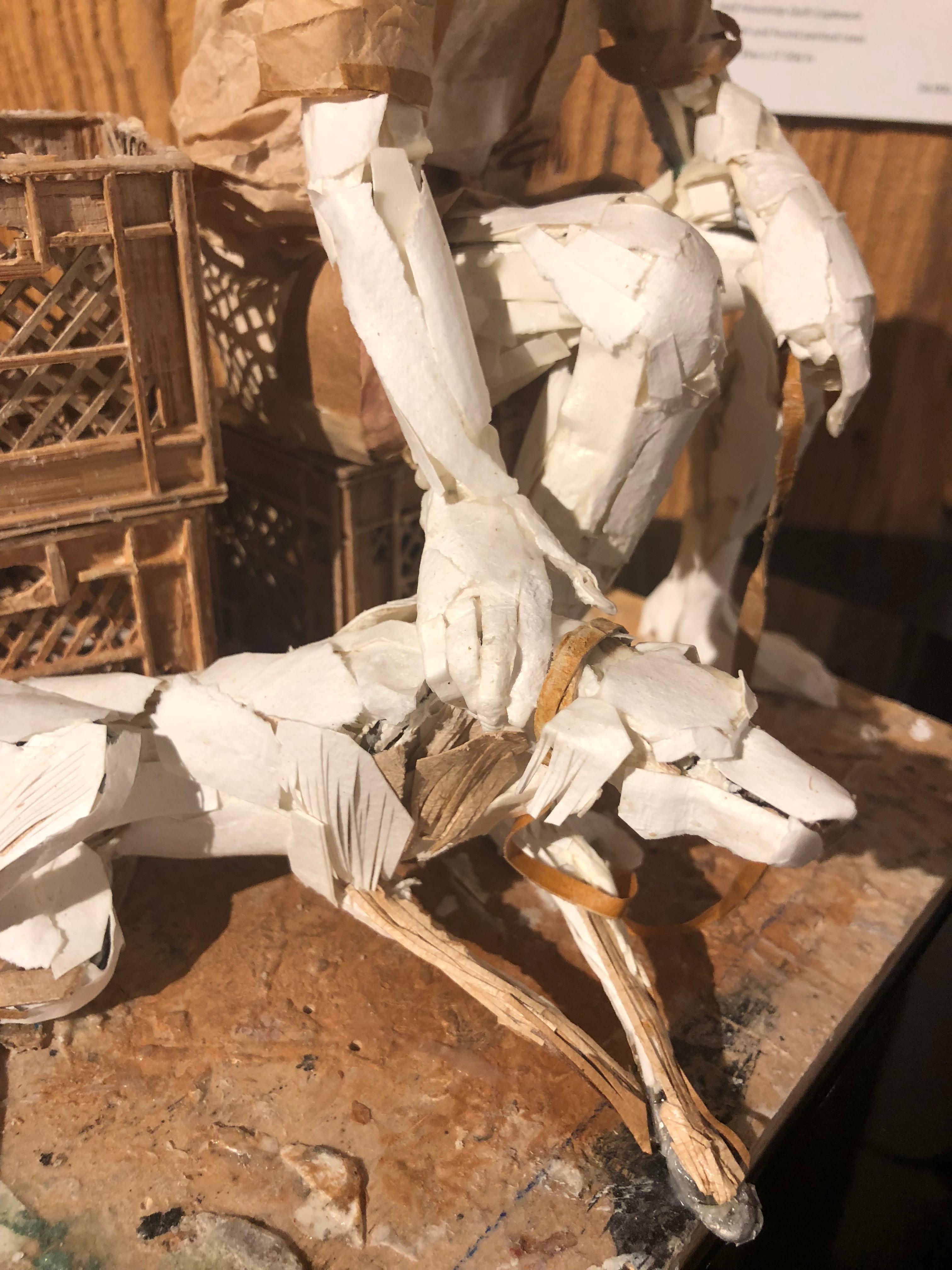 Man mit Hund - Sehr detaillierte Skulptur aus Papier:: Klebeband:: Draht und Holz 2