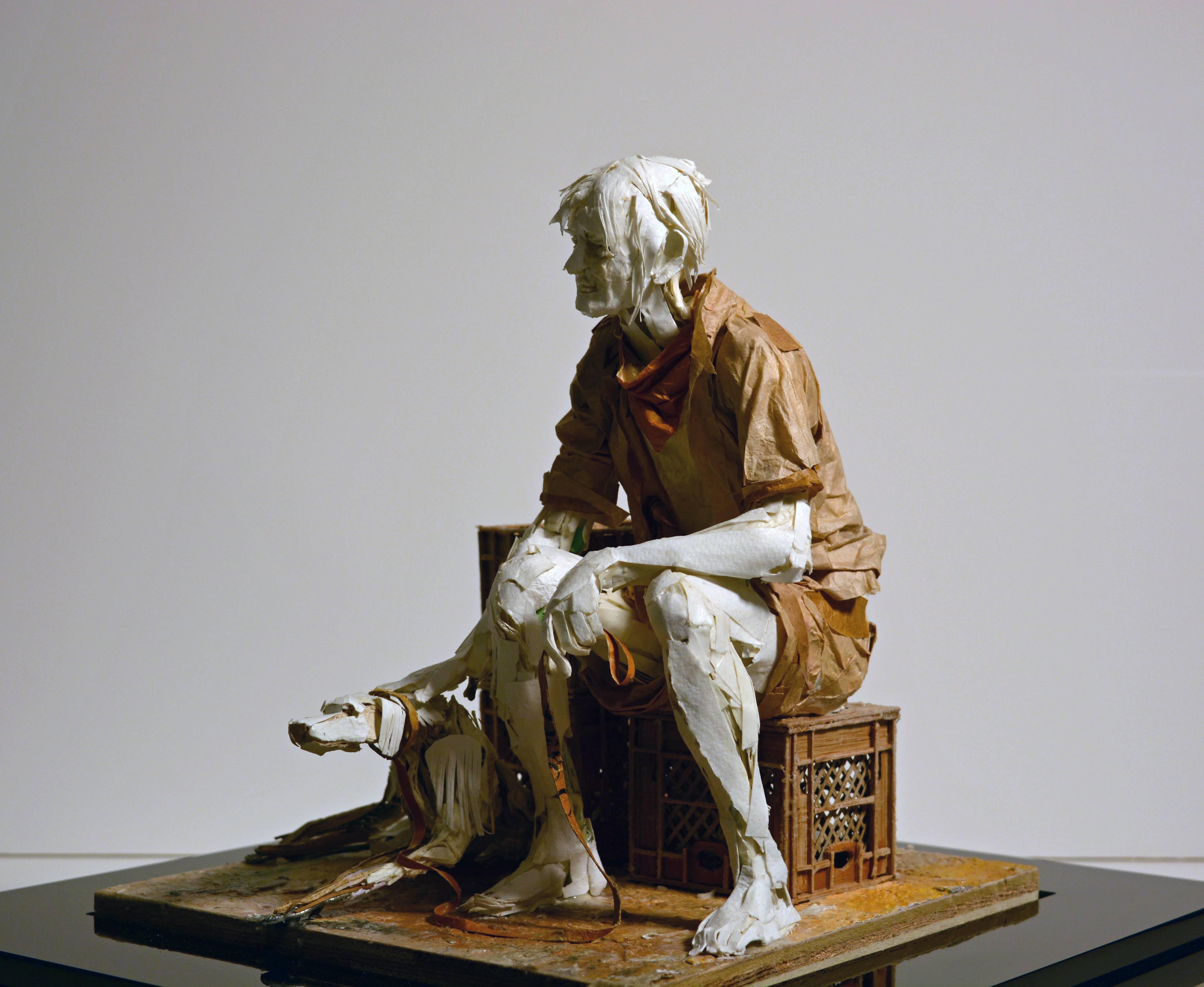 Man mit Hund - Sehr detaillierte Skulptur aus Papier:: Klebeband:: Draht und Holz (Zeitgenössisch), Mixed Media Art, von Ivan Markovic