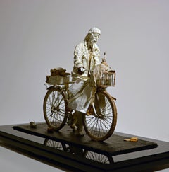 Swan blanc - Sculpture d'homme sur bicyclette en papier:: glue:: fil de fer et bois