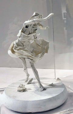 Tormenta de viento - Escultura de papel, figura femenina arrastrada por una ráfaga de viento