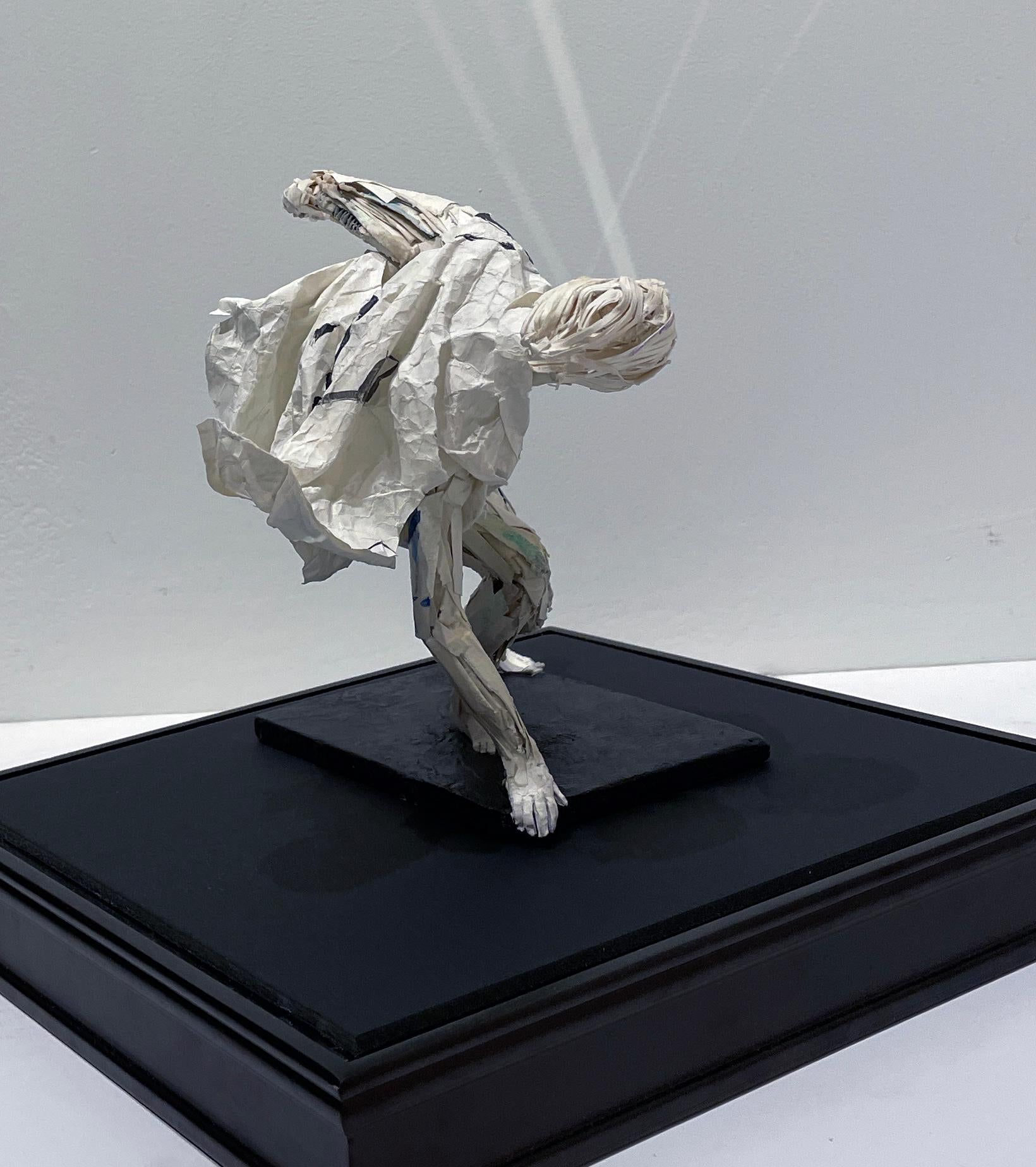 Figure en forme de buffet par le vent - Sculpture en papier, homme se promenant dans un nuage en vente 7