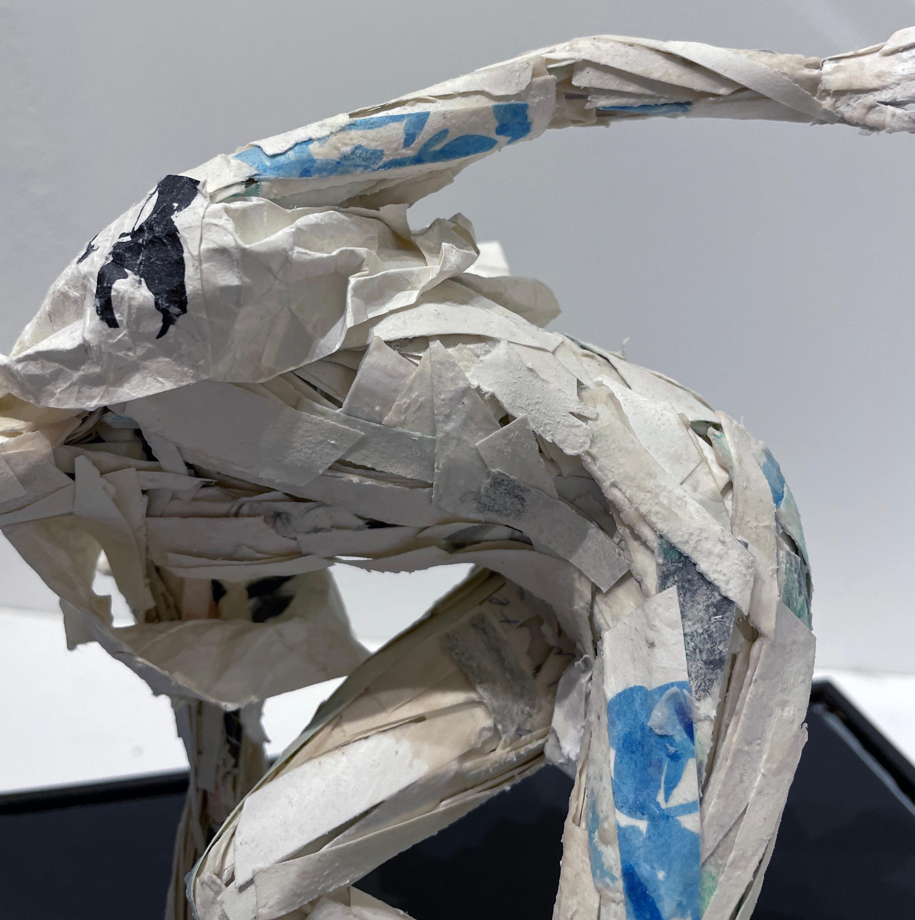 Figure en forme de buffet par le vent - Sculpture en papier, homme se promenant dans un nuage en vente 8