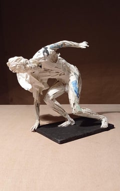 Figur, die vom Wind beflügelt wird - Papierskulptur, männliche Figur, aufgezogen in einer Windmütze