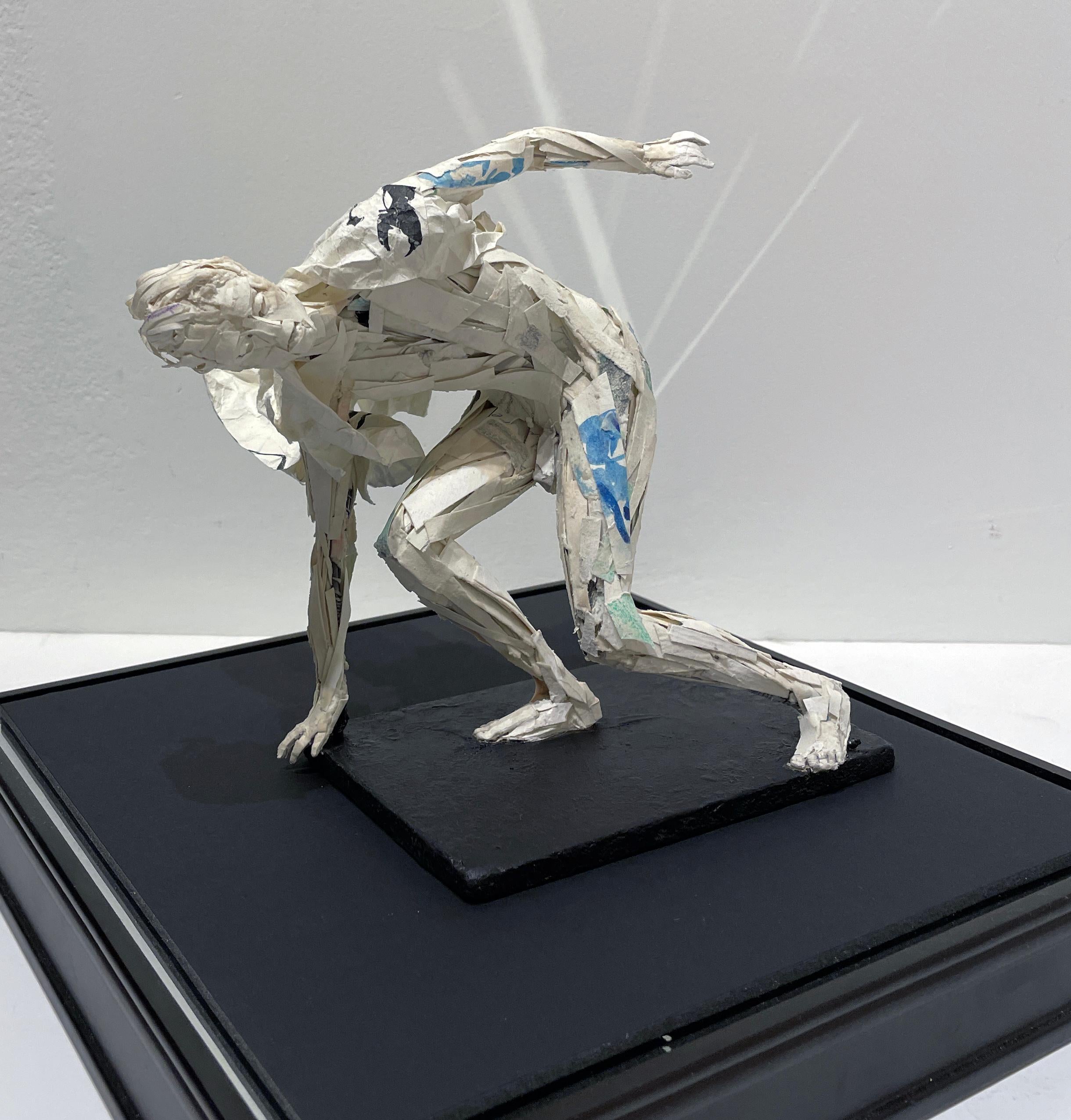 Figure en forme de buffet par le vent - Sculpture en papier, homme se promenant dans un nuage en vente 1