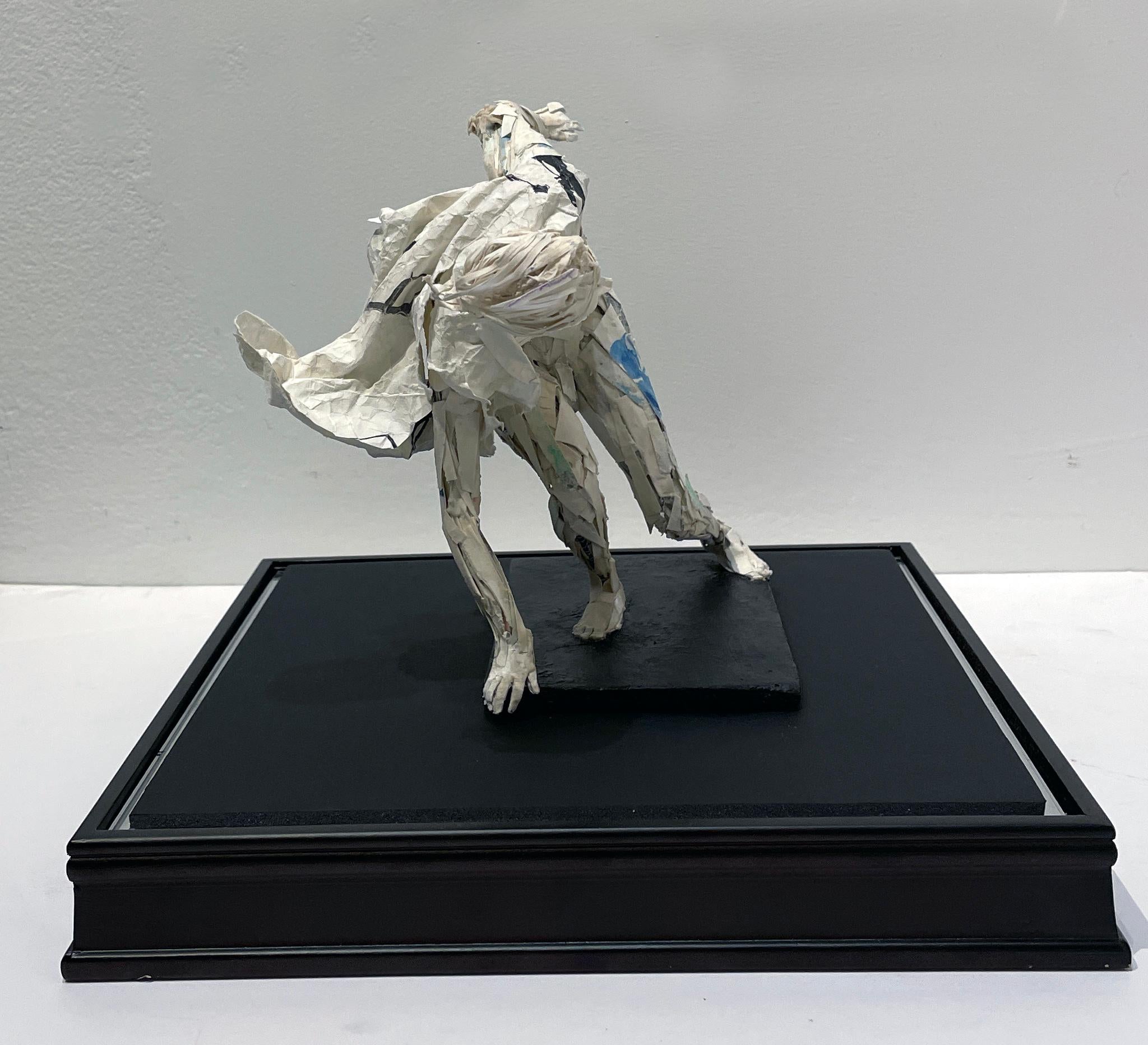 Figure en forme de buffet par le vent - Sculpture en papier, homme se promenant dans un nuage en vente 6