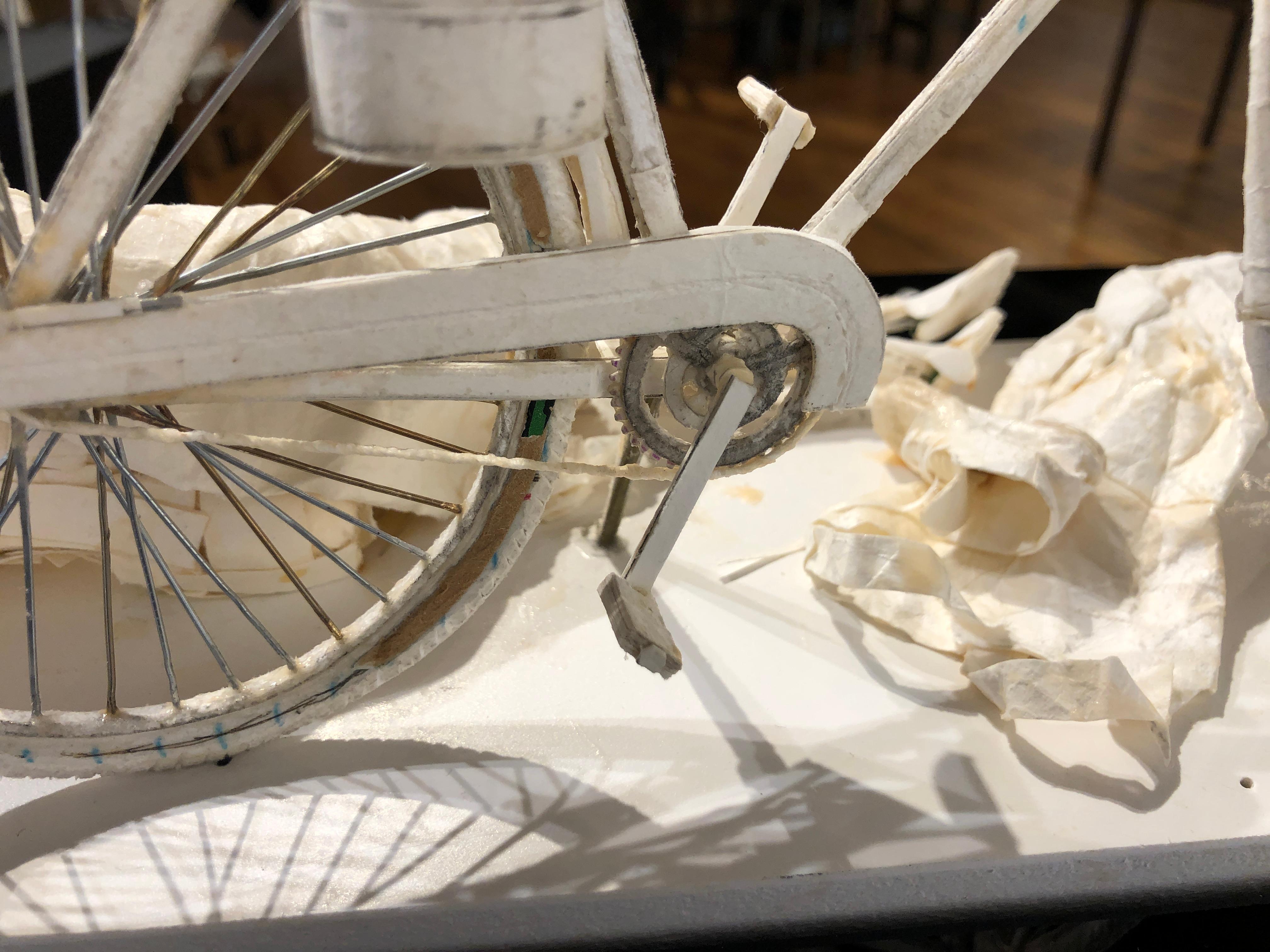 Table de nuit - Sculpture en papier hautement détaillée d'une figure endormie et d'une bicyclette en vente 8