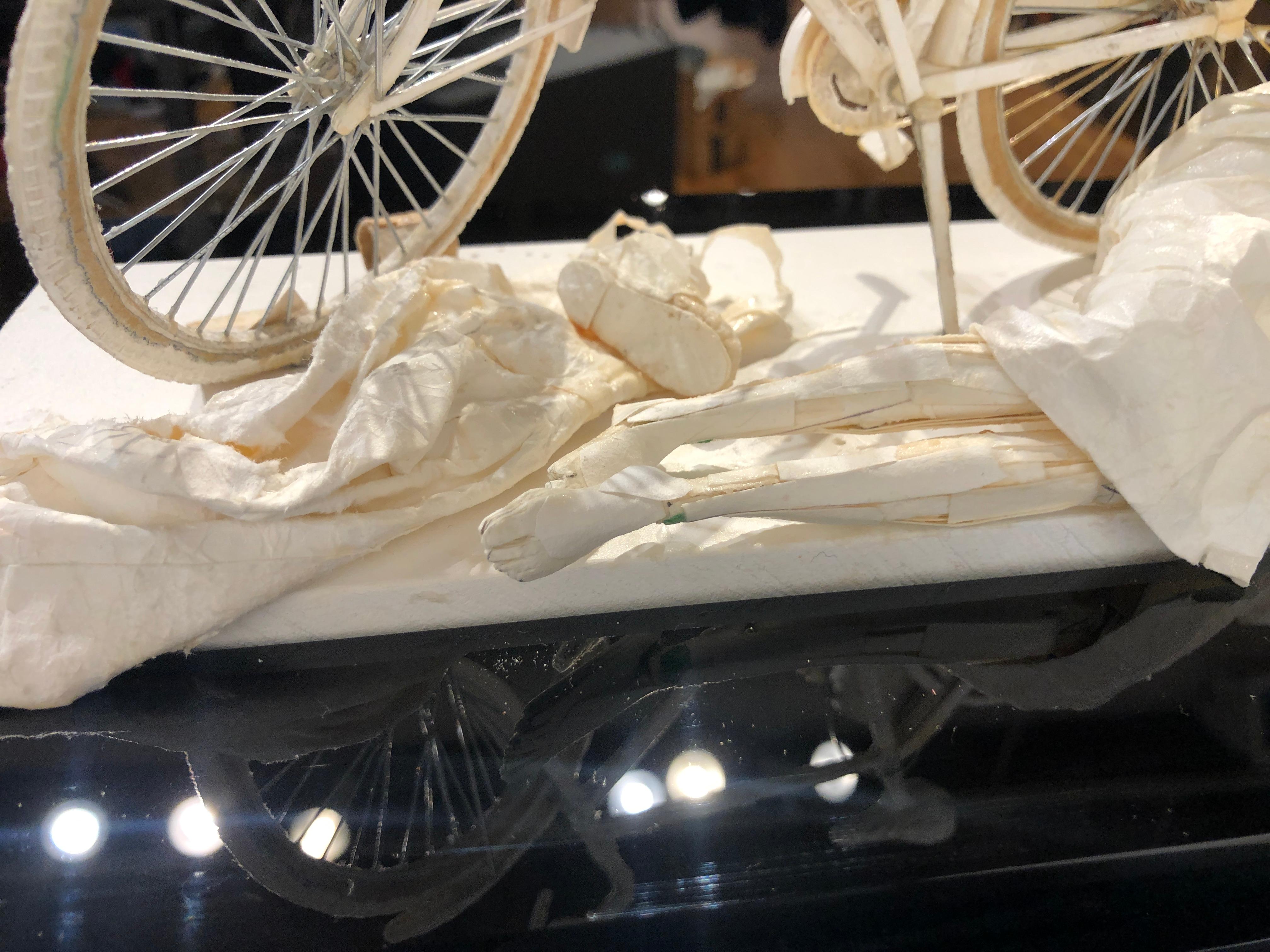 Anochecer - Escultura de papel muy detallada de figura dormida y bicicleta en venta 8