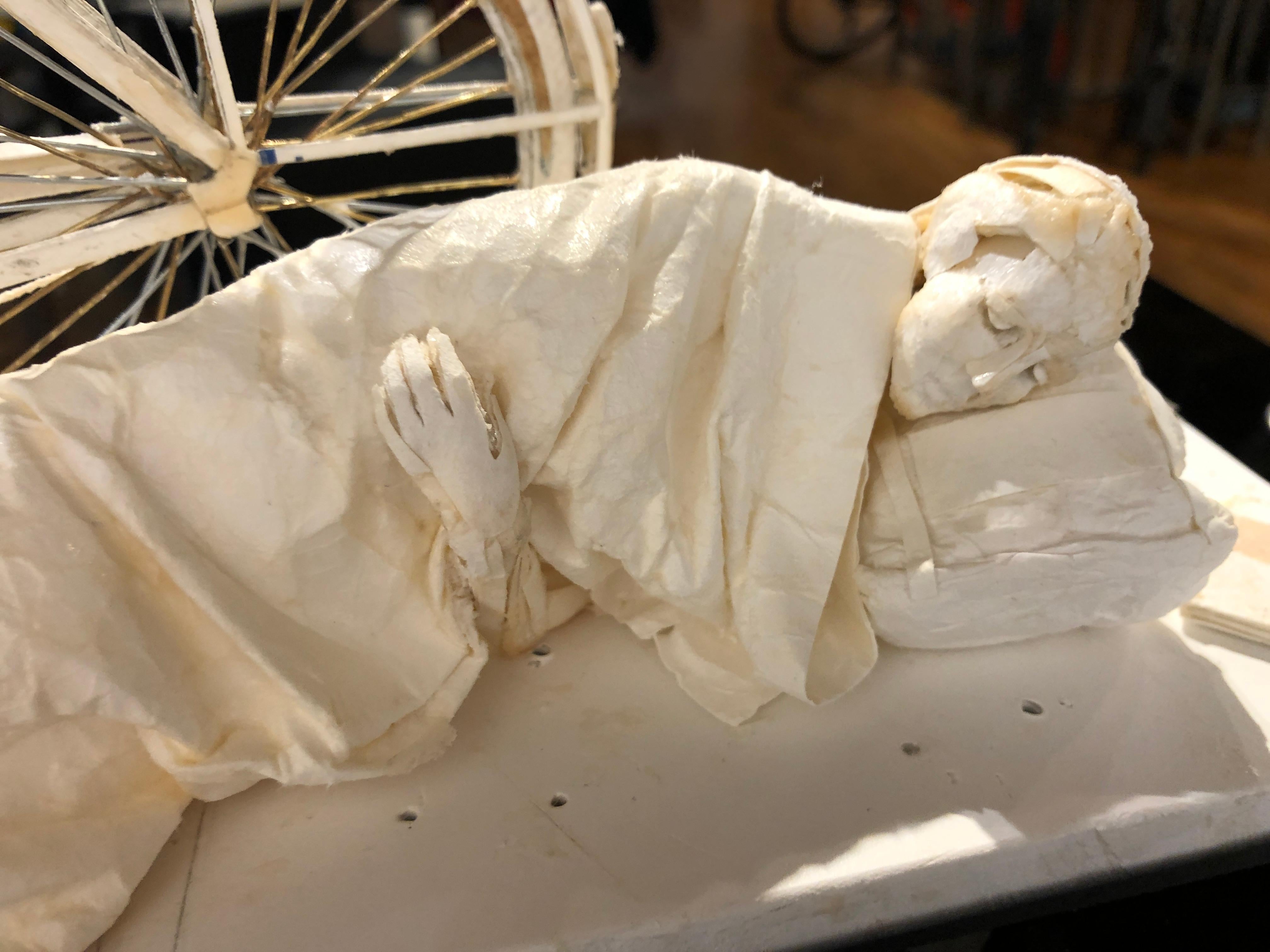 Table de nuit - Sculpture en papier hautement détaillée d'une figure endormie et d'une bicyclette en vente 11