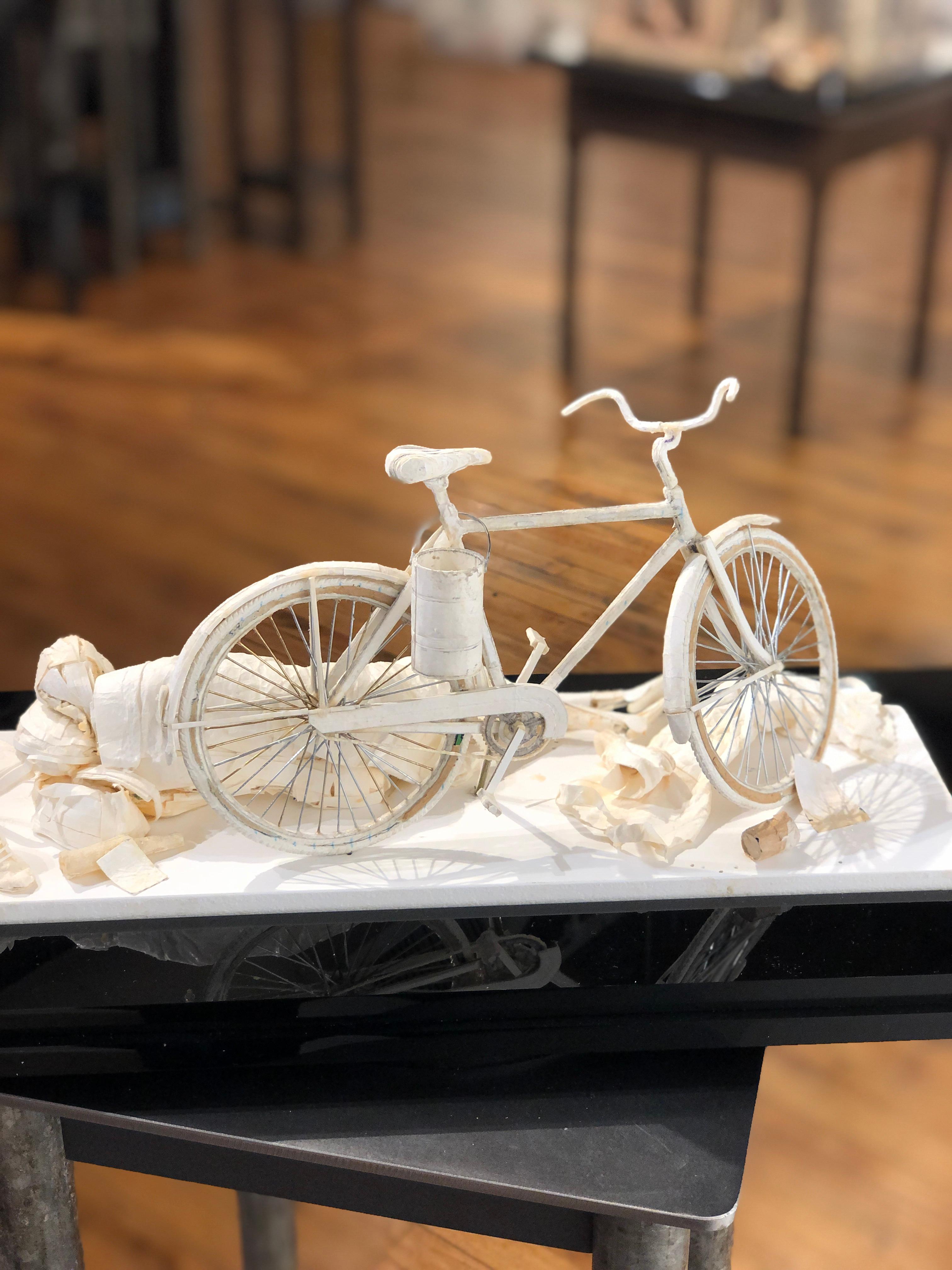 Table de nuit - Sculpture en papier hautement détaillée d'une figure endormie et d'une bicyclette en vente 12