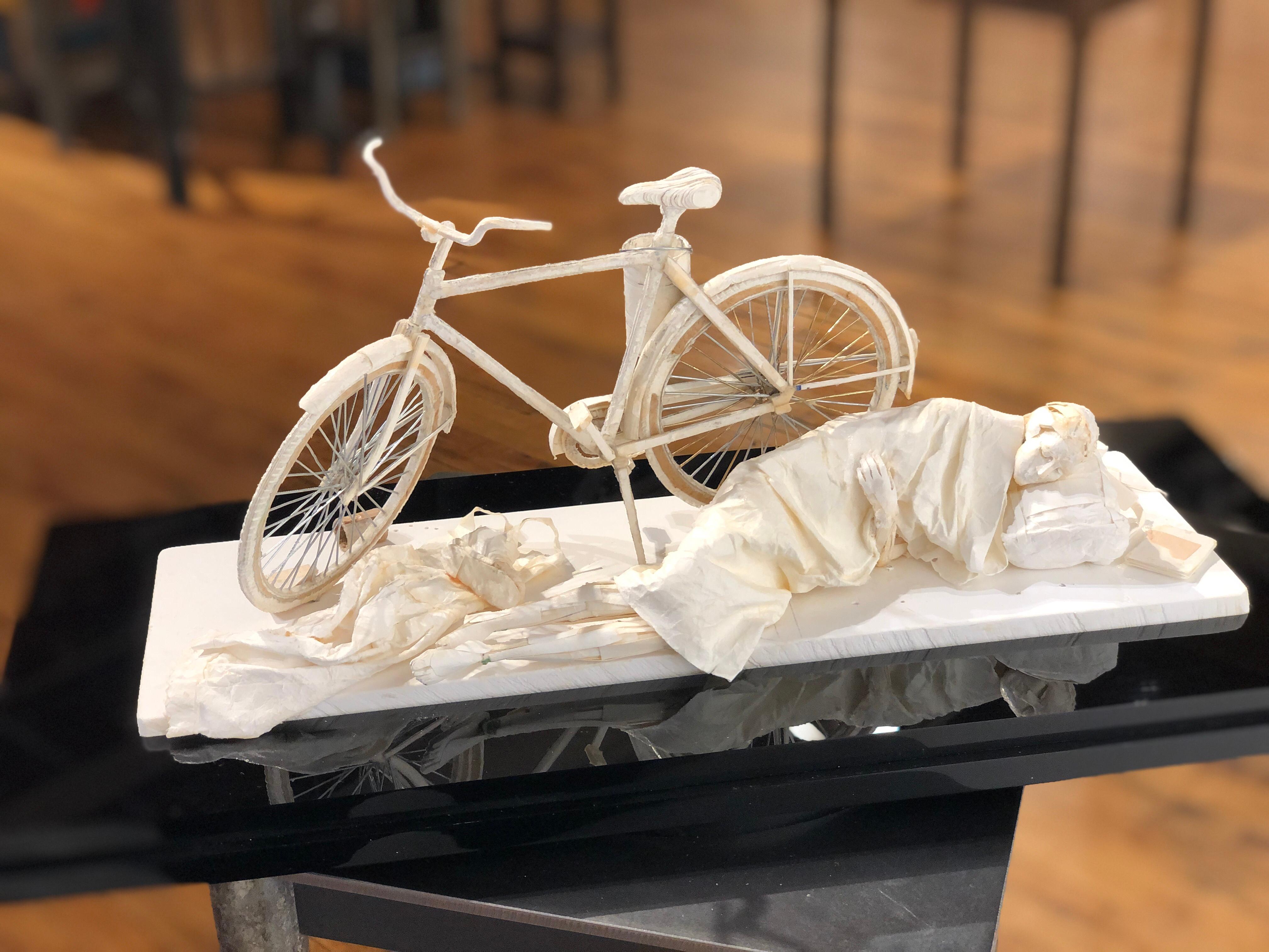 Table de nuit - Sculpture en papier hautement détaillée d'une figure endormie et d'une bicyclette en vente 13