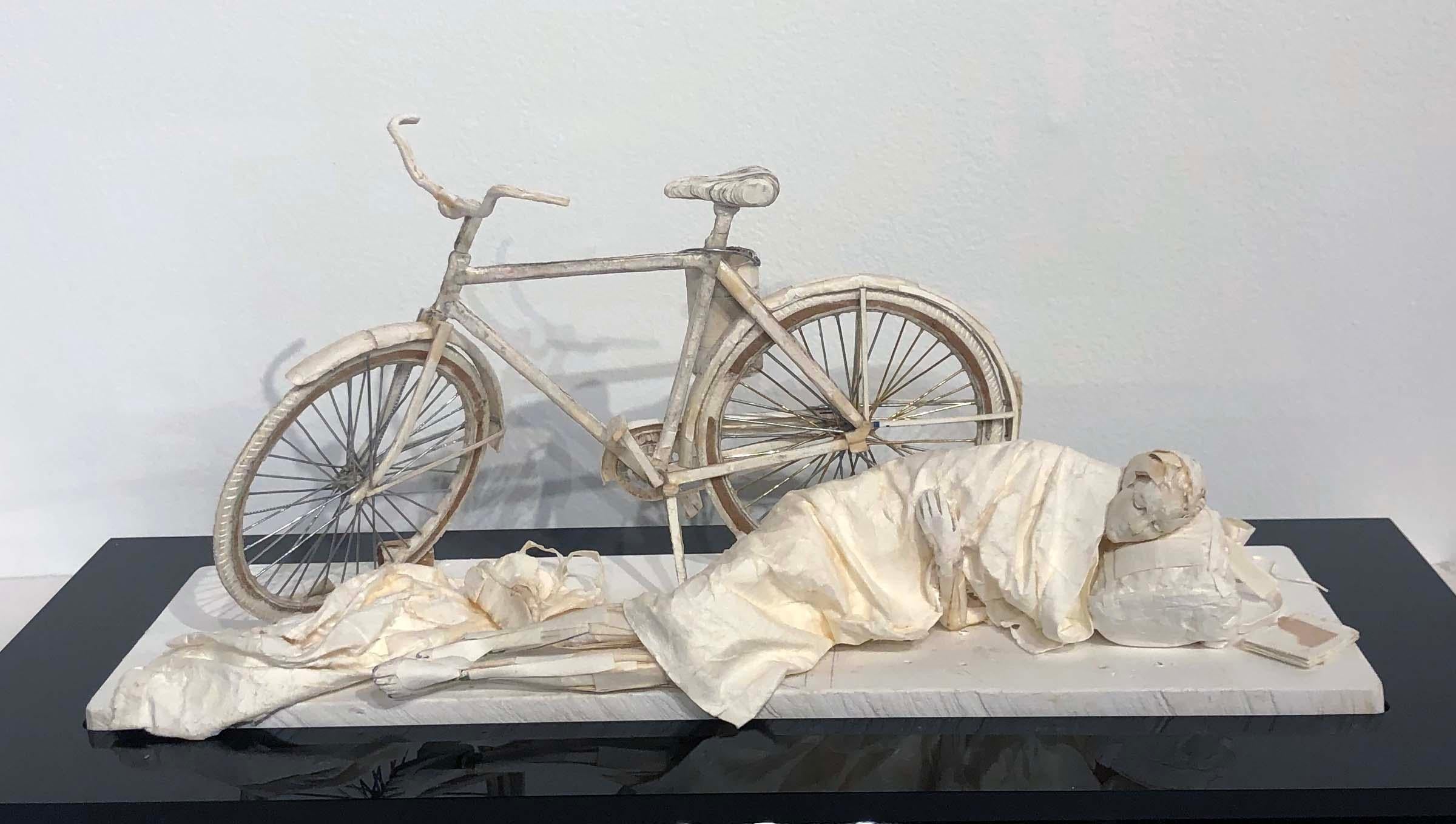 Anochecer - Escultura de papel muy detallada de figura dormida y bicicleta - Sculpture de Ivan Markovic