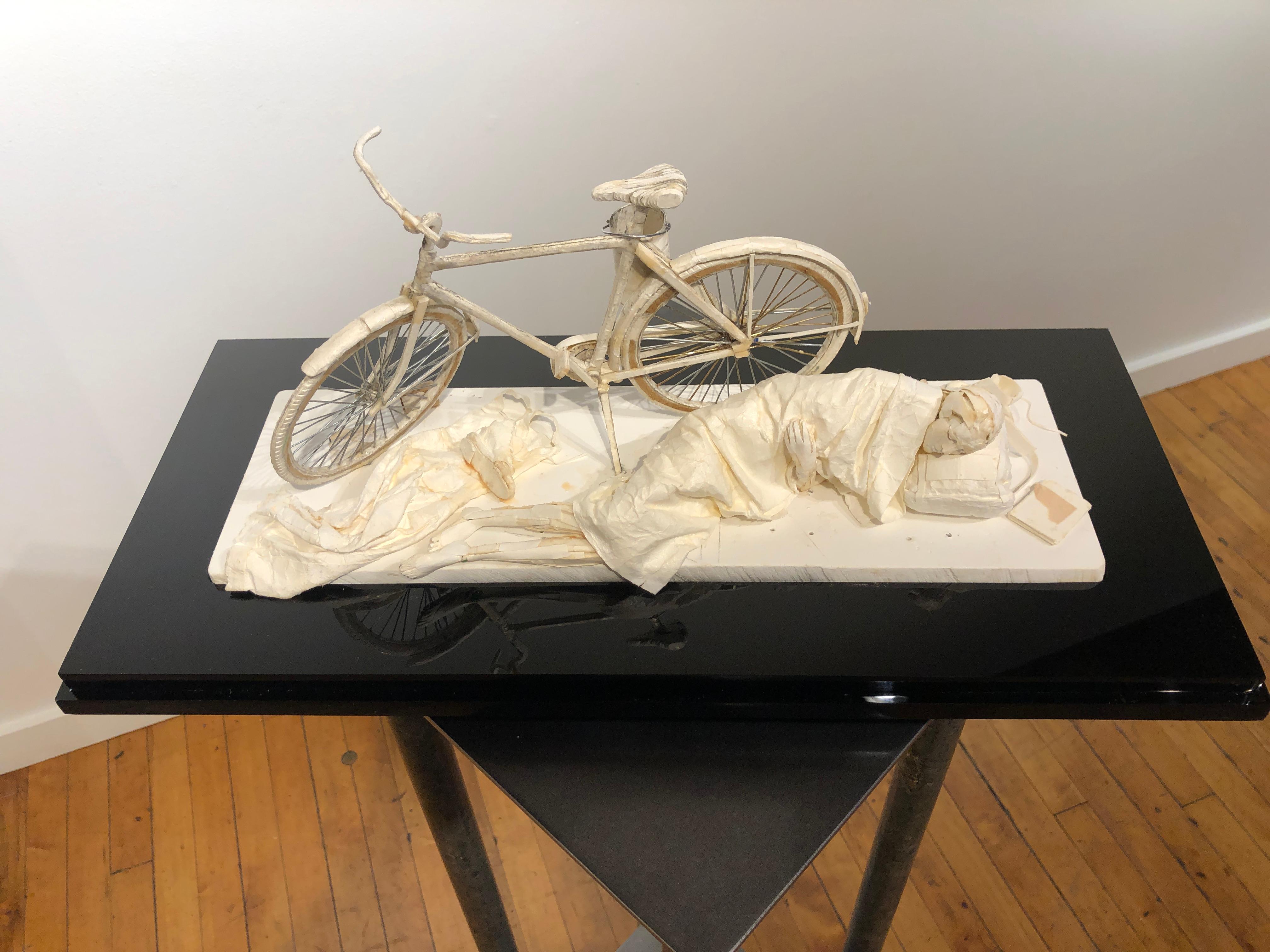 Nightfall - Sehr detaillierte Papierskulptur einer schlafenden Figur und eines Fahrrads (Braun), Figurative Sculpture, von Ivan Markovic