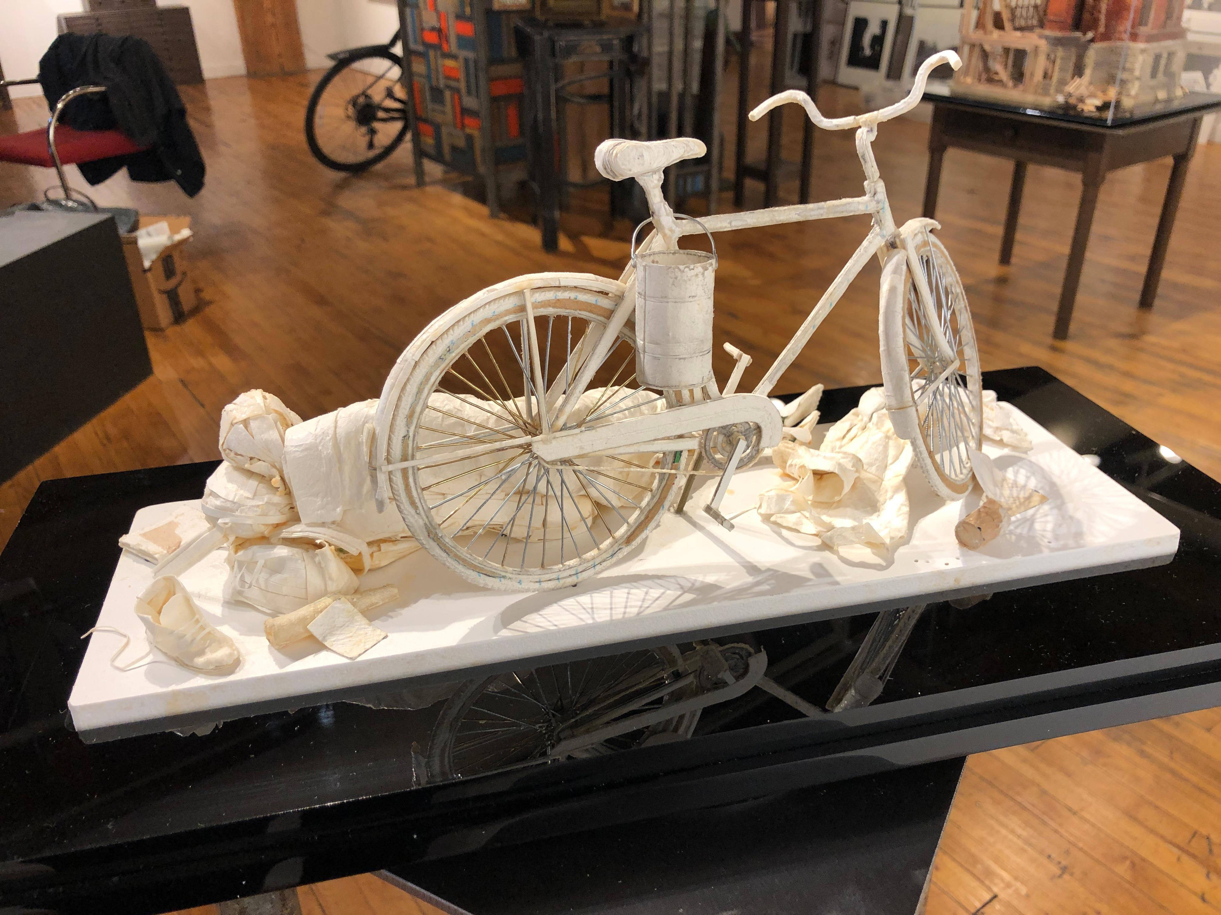 Table de nuit - Sculpture en papier hautement détaillée d'une figure endormie et d'une bicyclette en vente 2