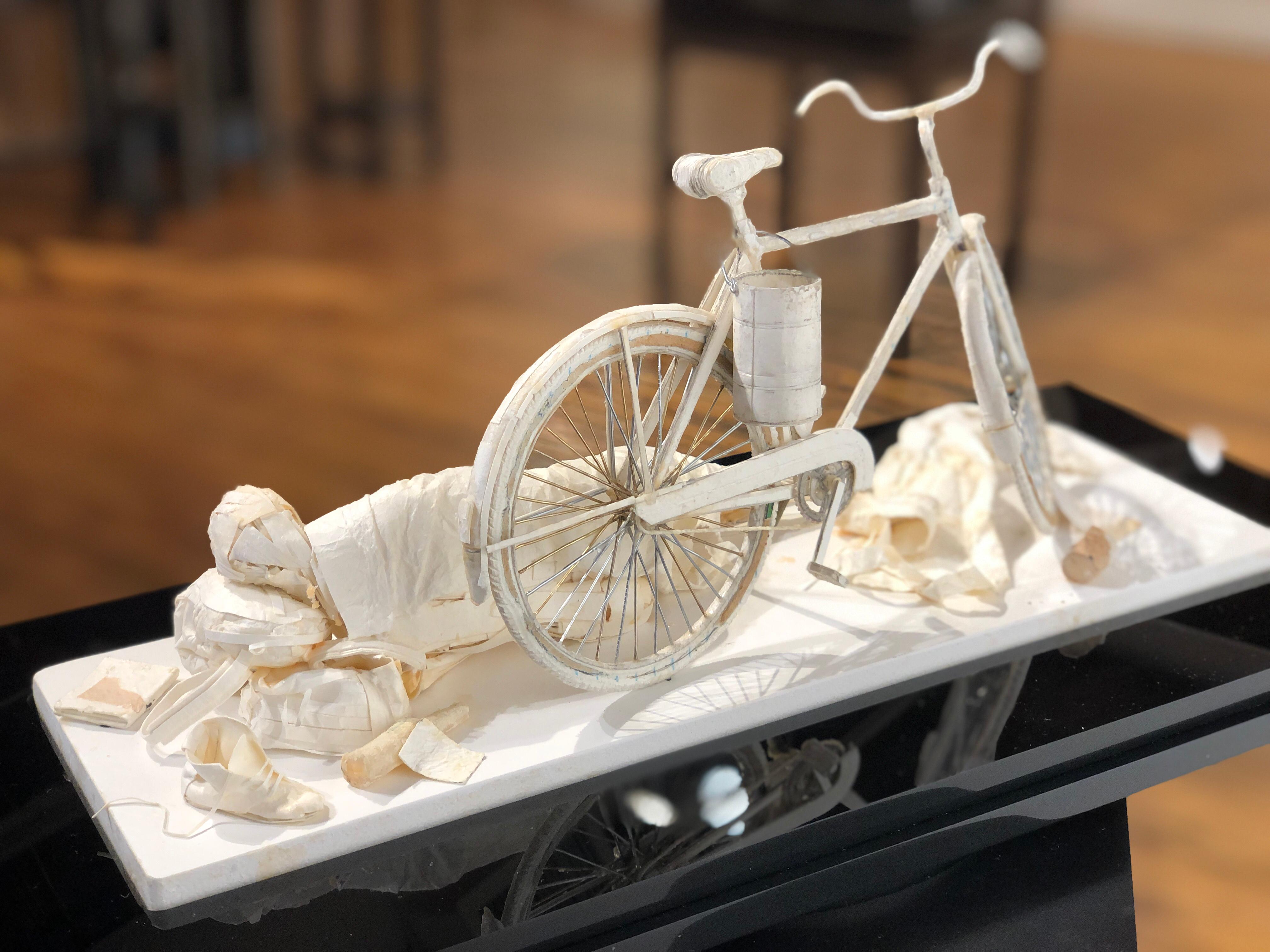 Anochecer - Escultura de papel muy detallada de figura dormida y bicicleta en venta 2