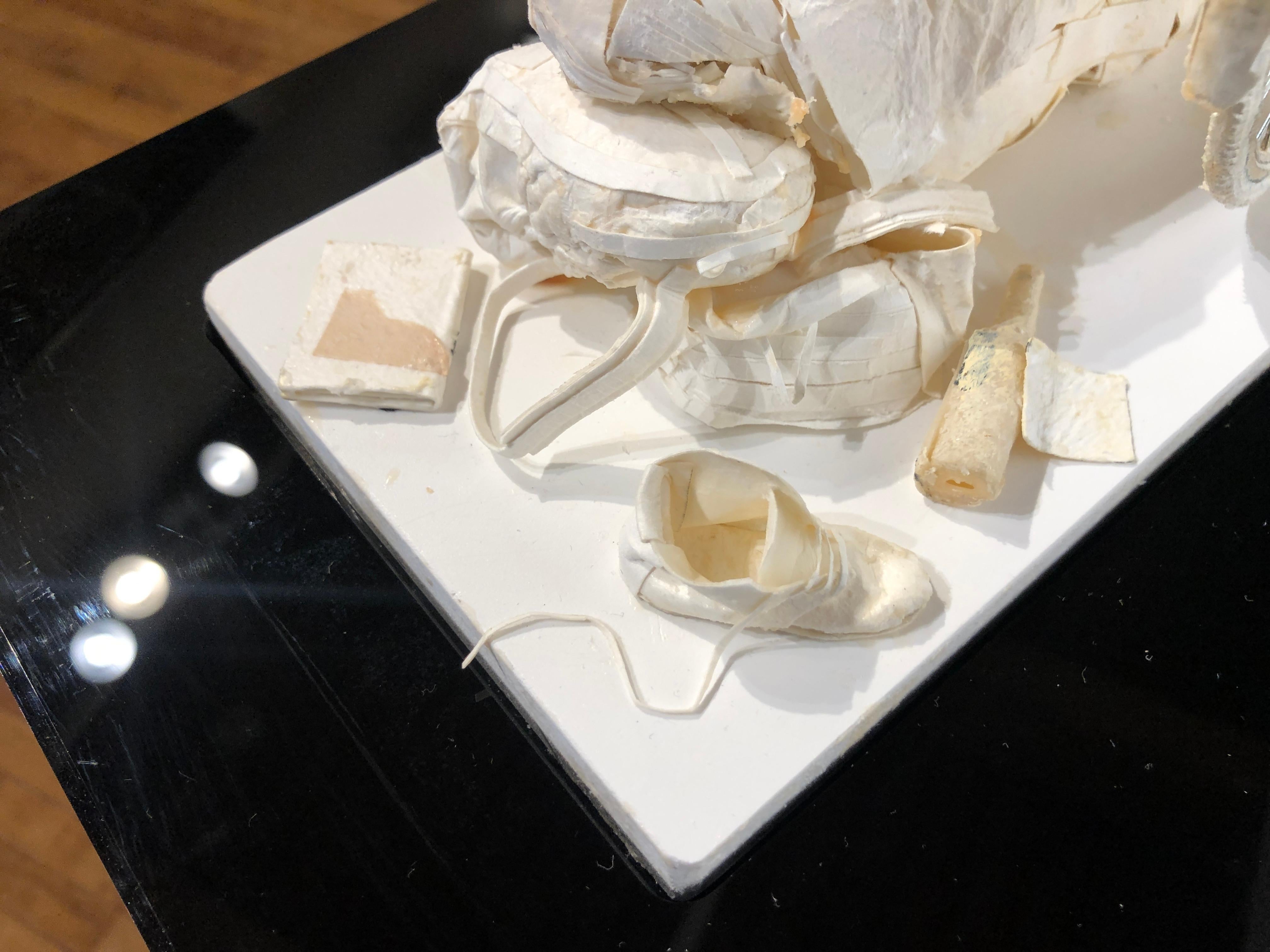 Anochecer - Escultura de papel muy detallada de figura dormida y bicicleta en venta 3